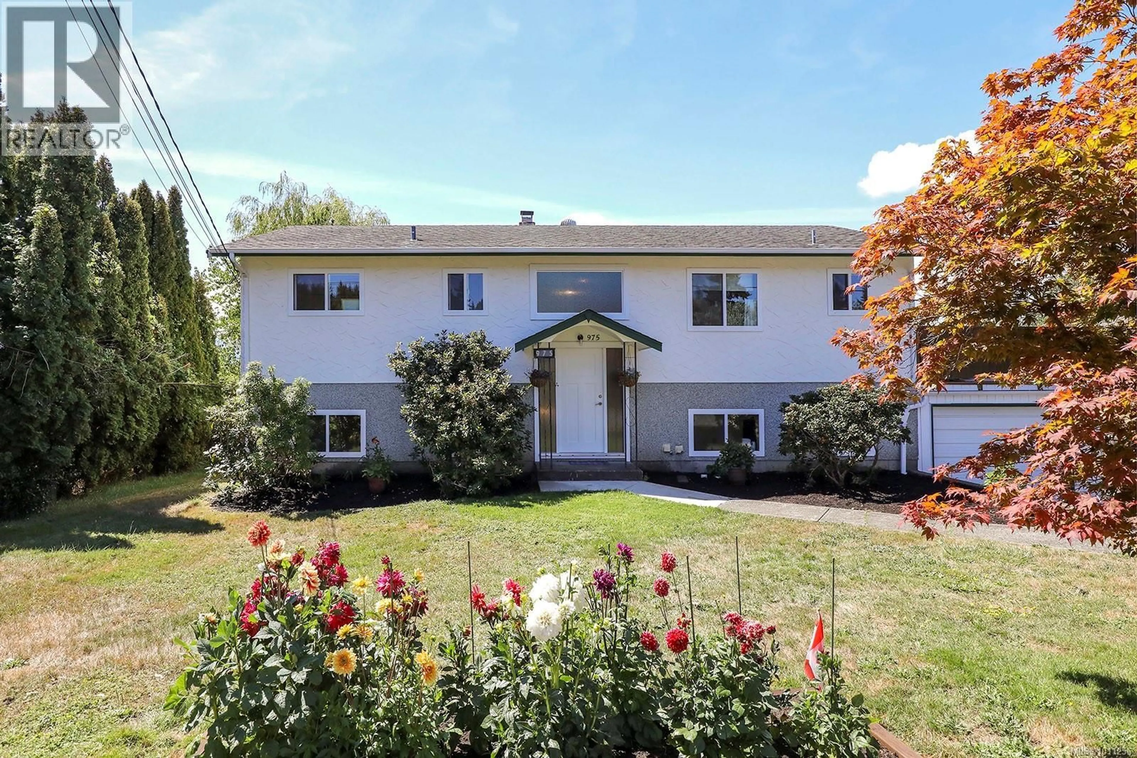 Home with vinyl exterior material, street for 975 WILLIAMS ROAD, Courtenay British Columbia V9N6E8