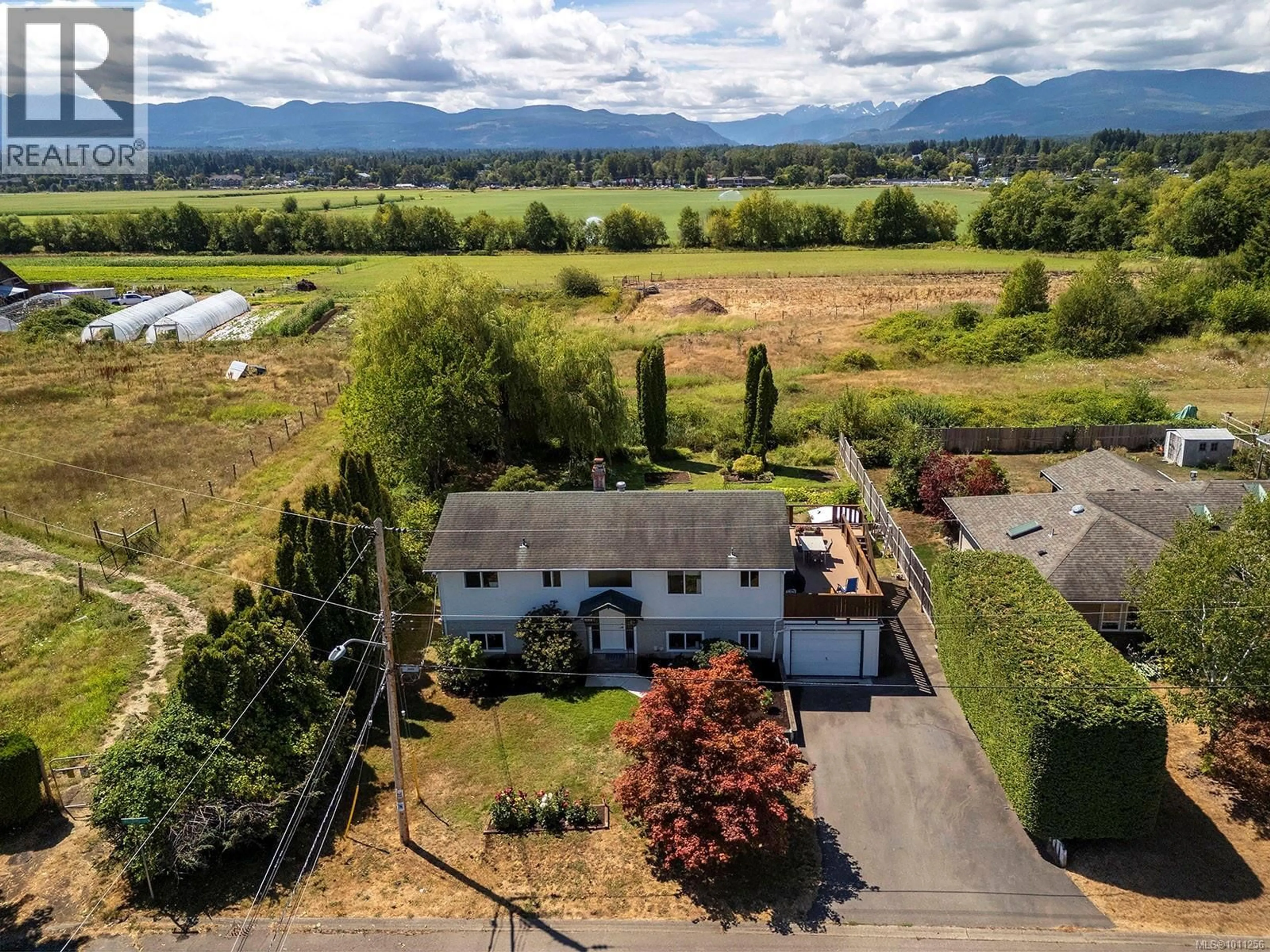 A pic from outside/outdoor area/front of a property/back of a property/a pic from drone, mountain view for 975 WILLIAMS ROAD, Courtenay British Columbia V9N6E8