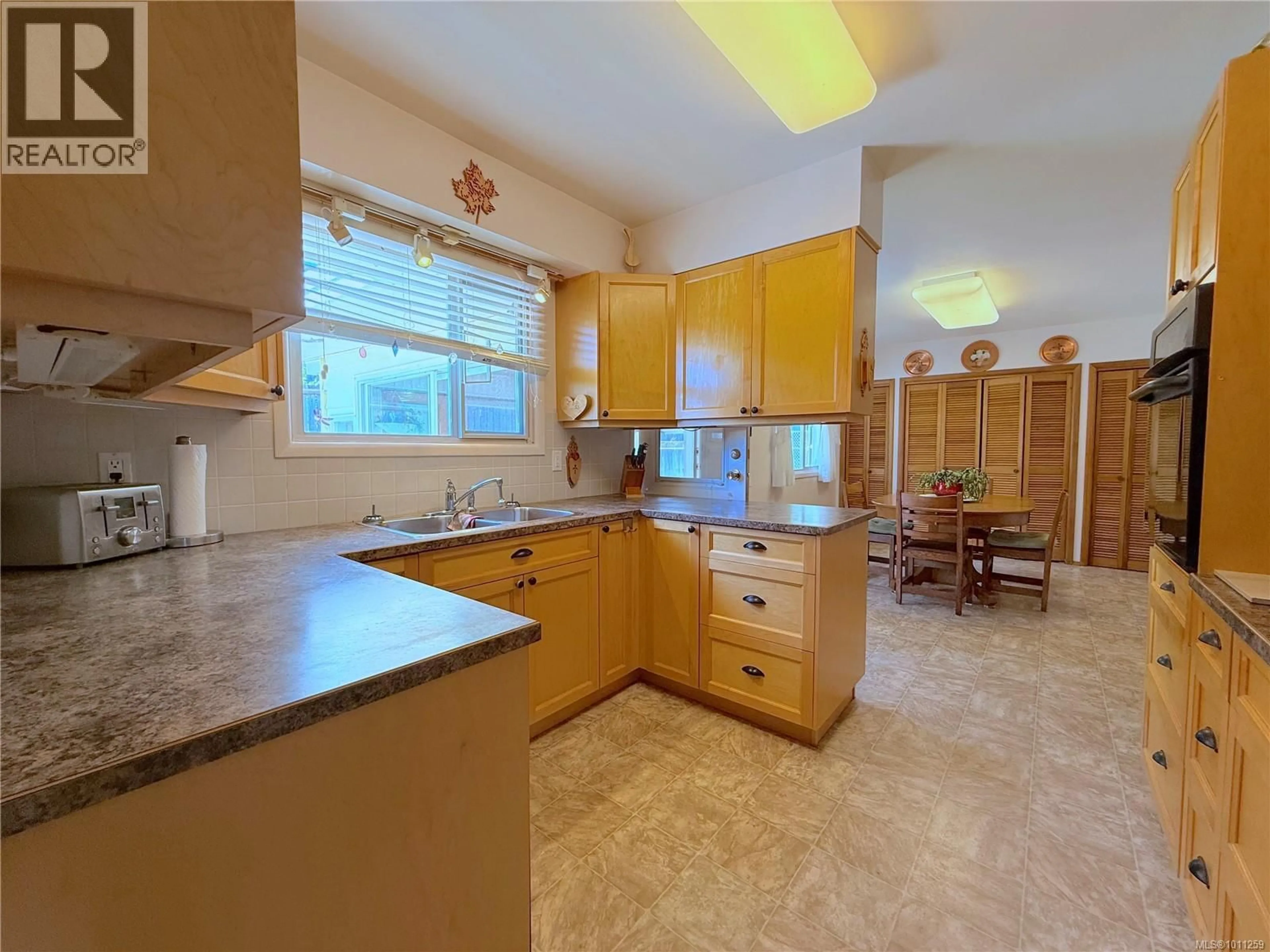 Standard kitchen, ceramic/tile floor for 84 RIDGEVIEW PLACE, Campbell River British Columbia V9W2J6