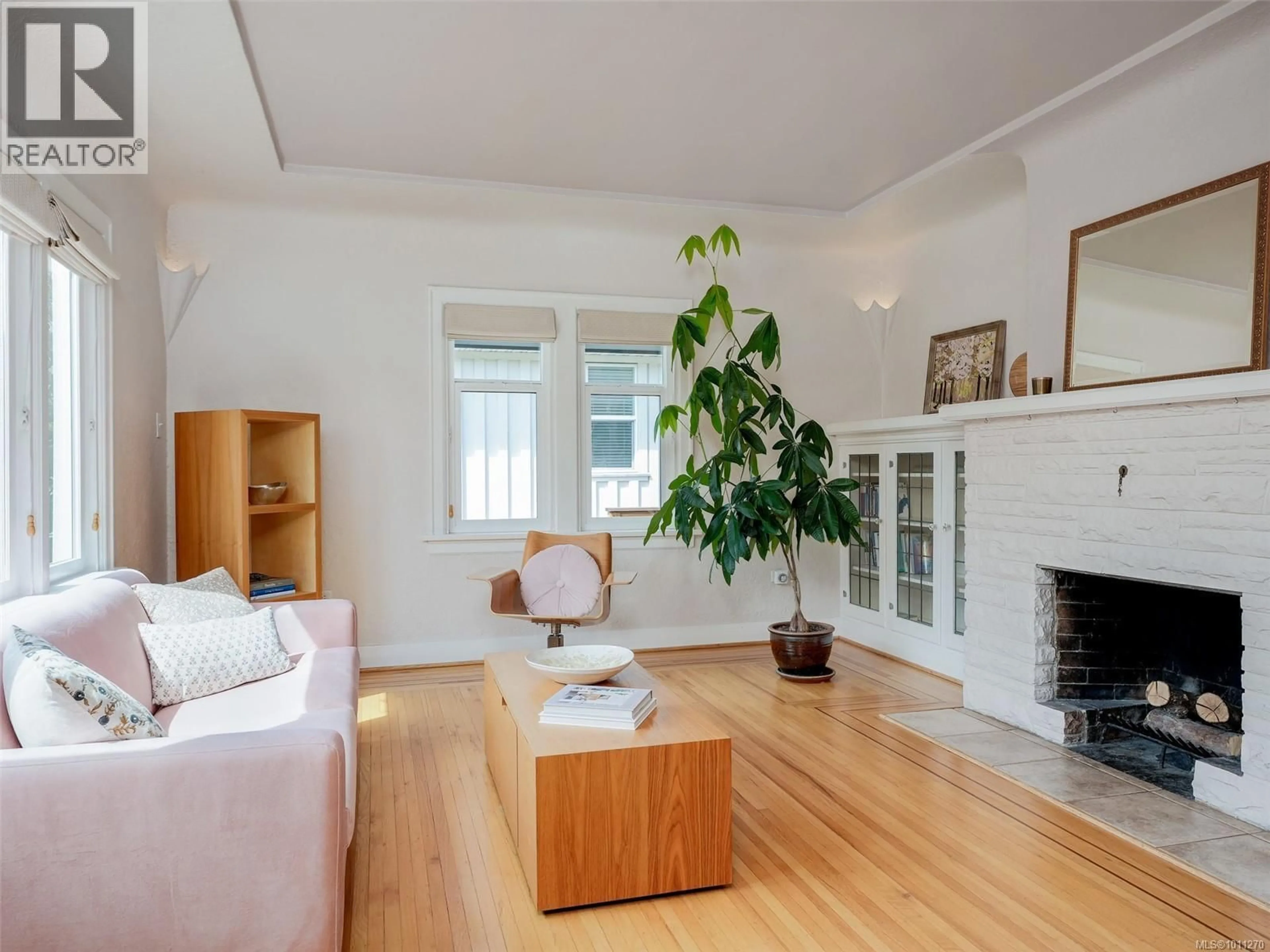 Living room with furniture, wood/laminate floor for 2526 DALHOUSIE STREET, Oak Bay British Columbia V8R2H7