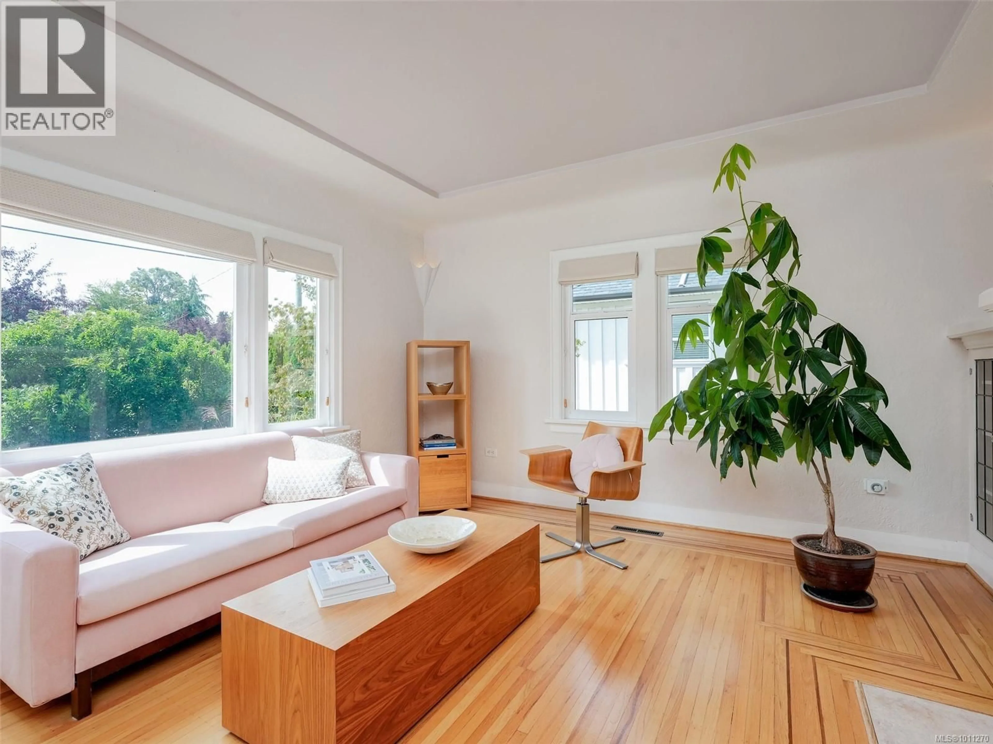 Living room with furniture, wood/laminate floor for 2526 DALHOUSIE STREET, Oak Bay British Columbia V8R2H7