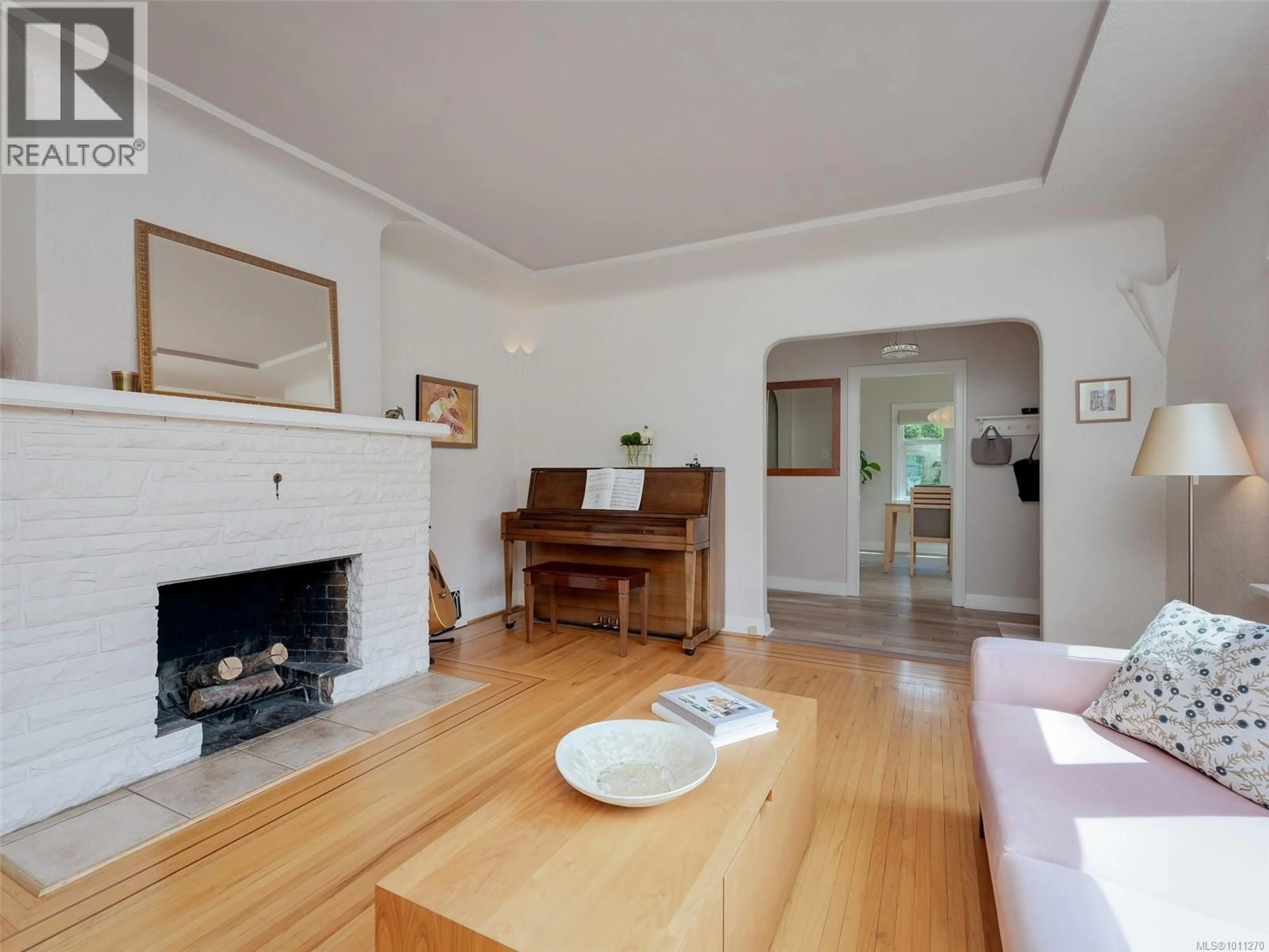 Living room with furniture, wood/laminate floor for 2526 DALHOUSIE STREET, Oak Bay British Columbia V8R2H7
