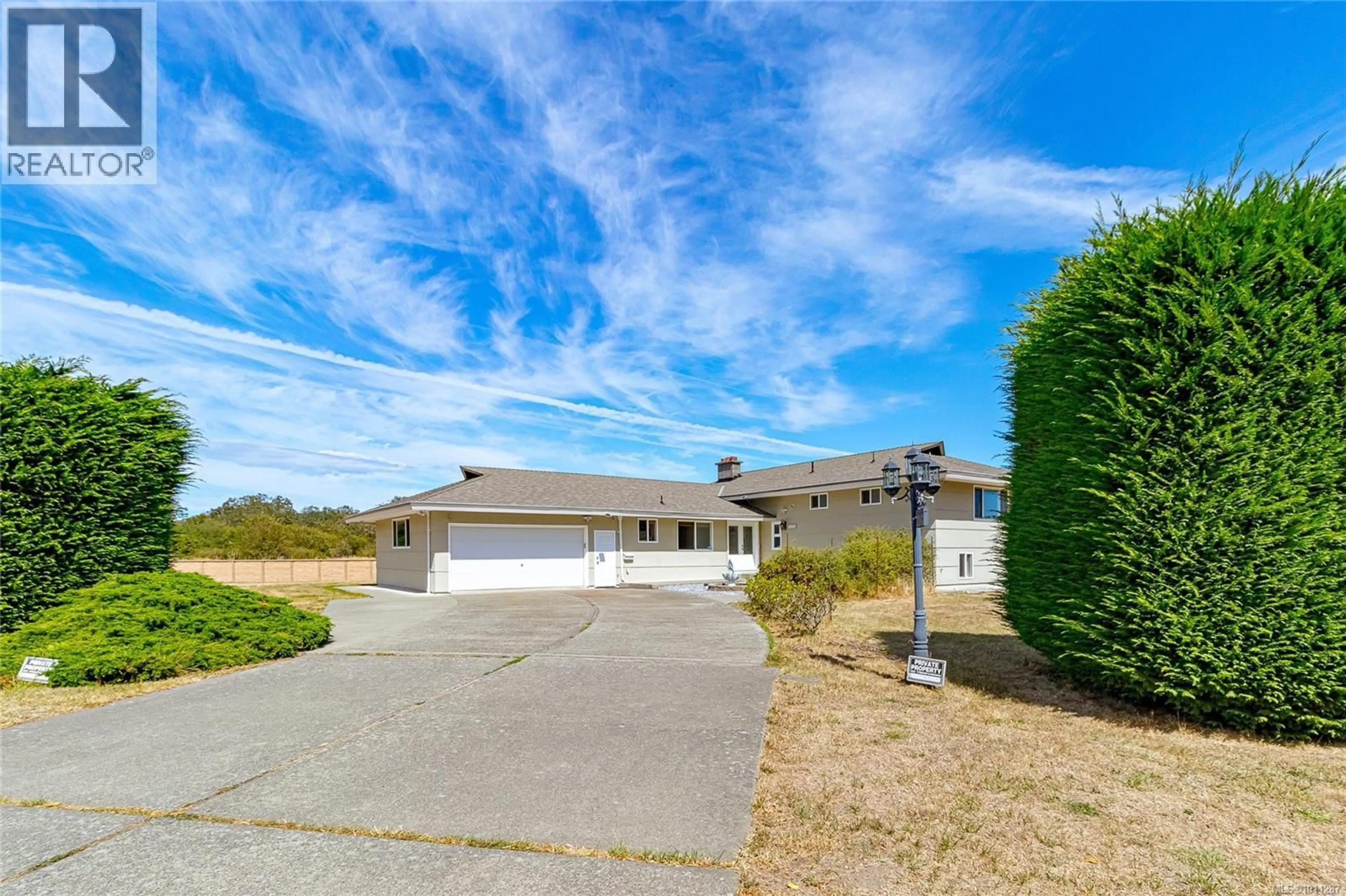 A pic from outside/outdoor area/front of a property/back of a property/a pic from drone, unknown for 2560 DORSET ROAD, Oak Bay British Columbia V8R3M7