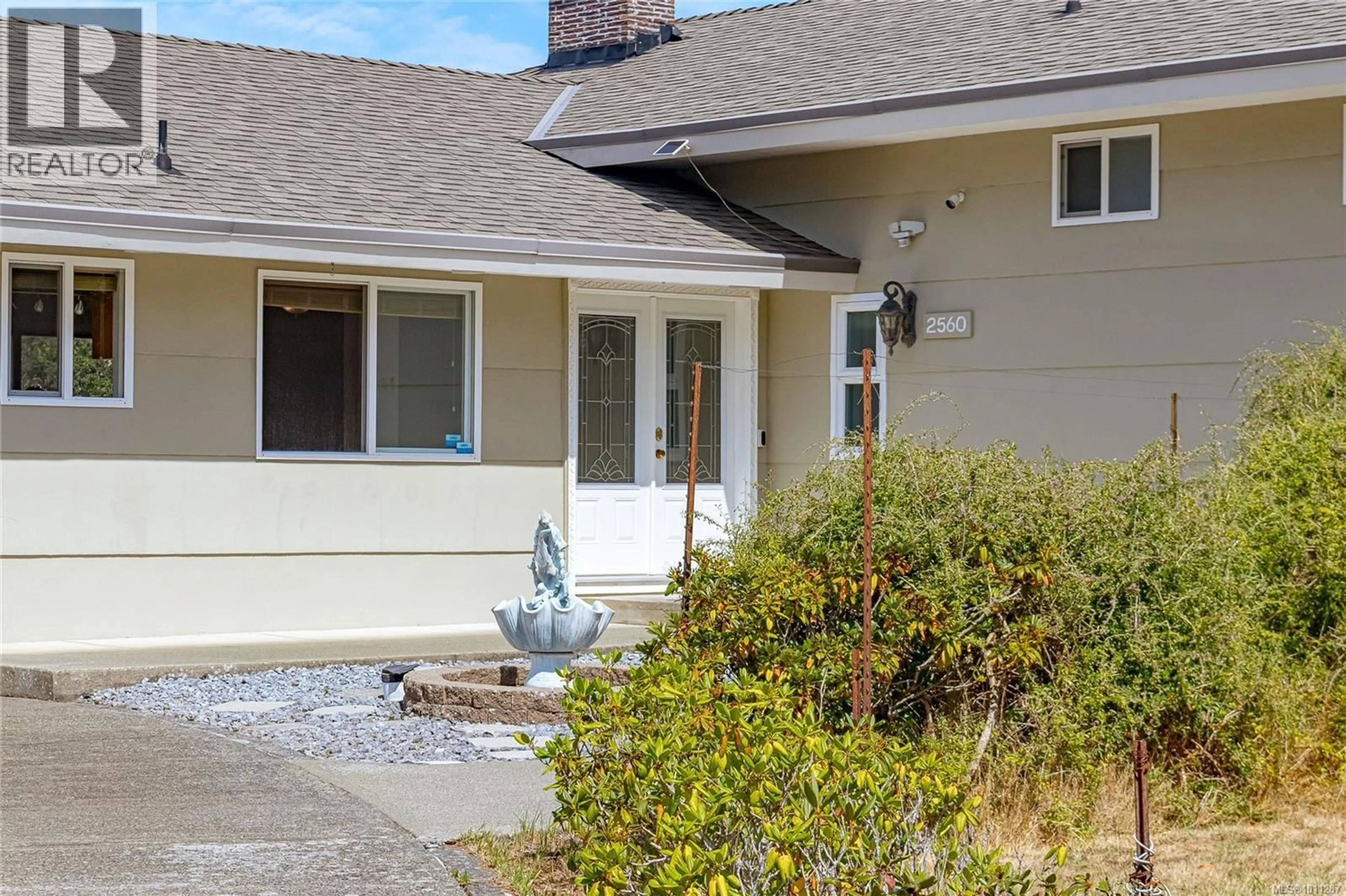 Home with vinyl exterior material, street for 2560 DORSET ROAD, Oak Bay British Columbia V8R3M7