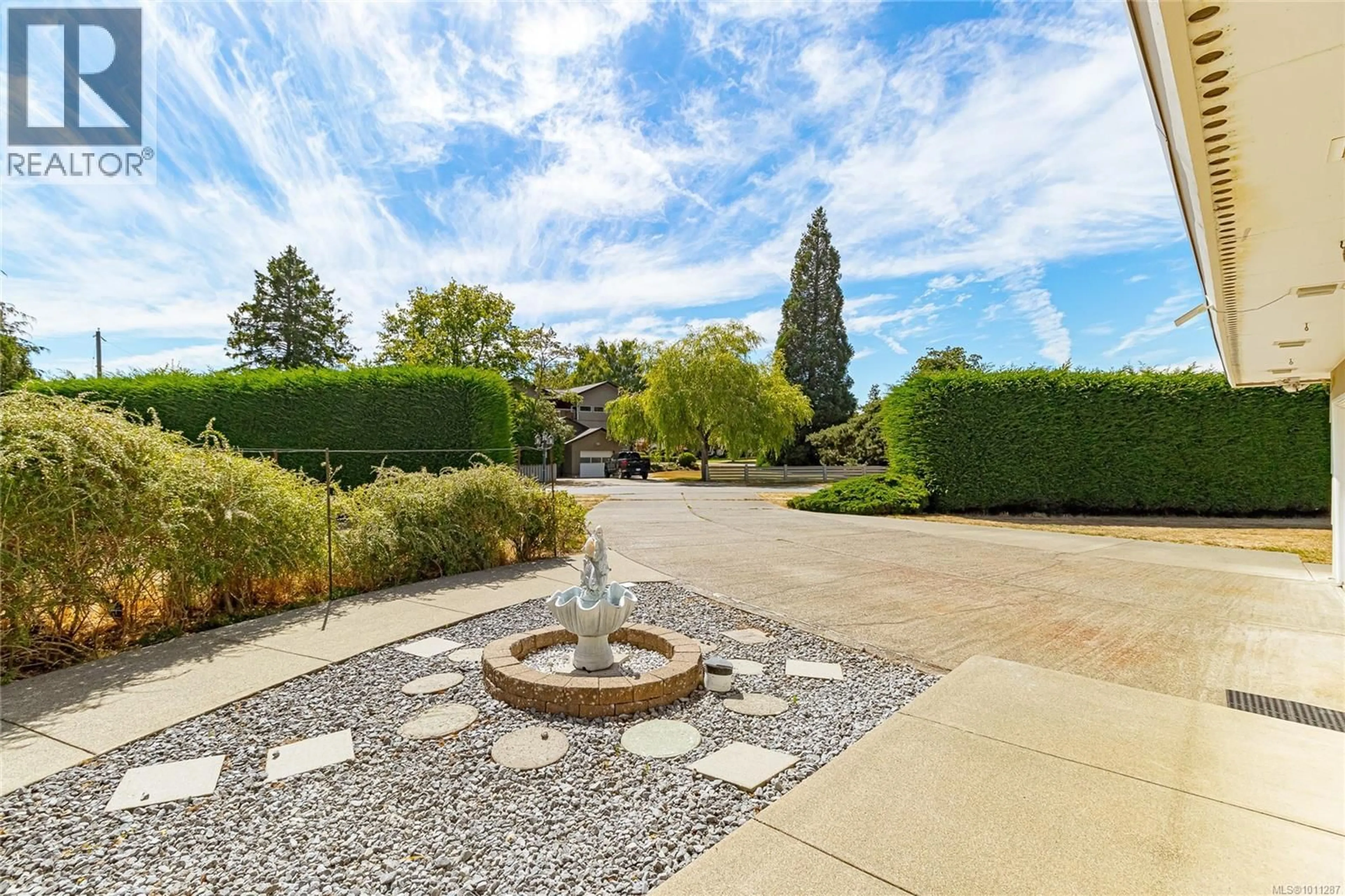 Patio, water/lake/river/ocean view for 2560 DORSET ROAD, Oak Bay British Columbia V8R3M7