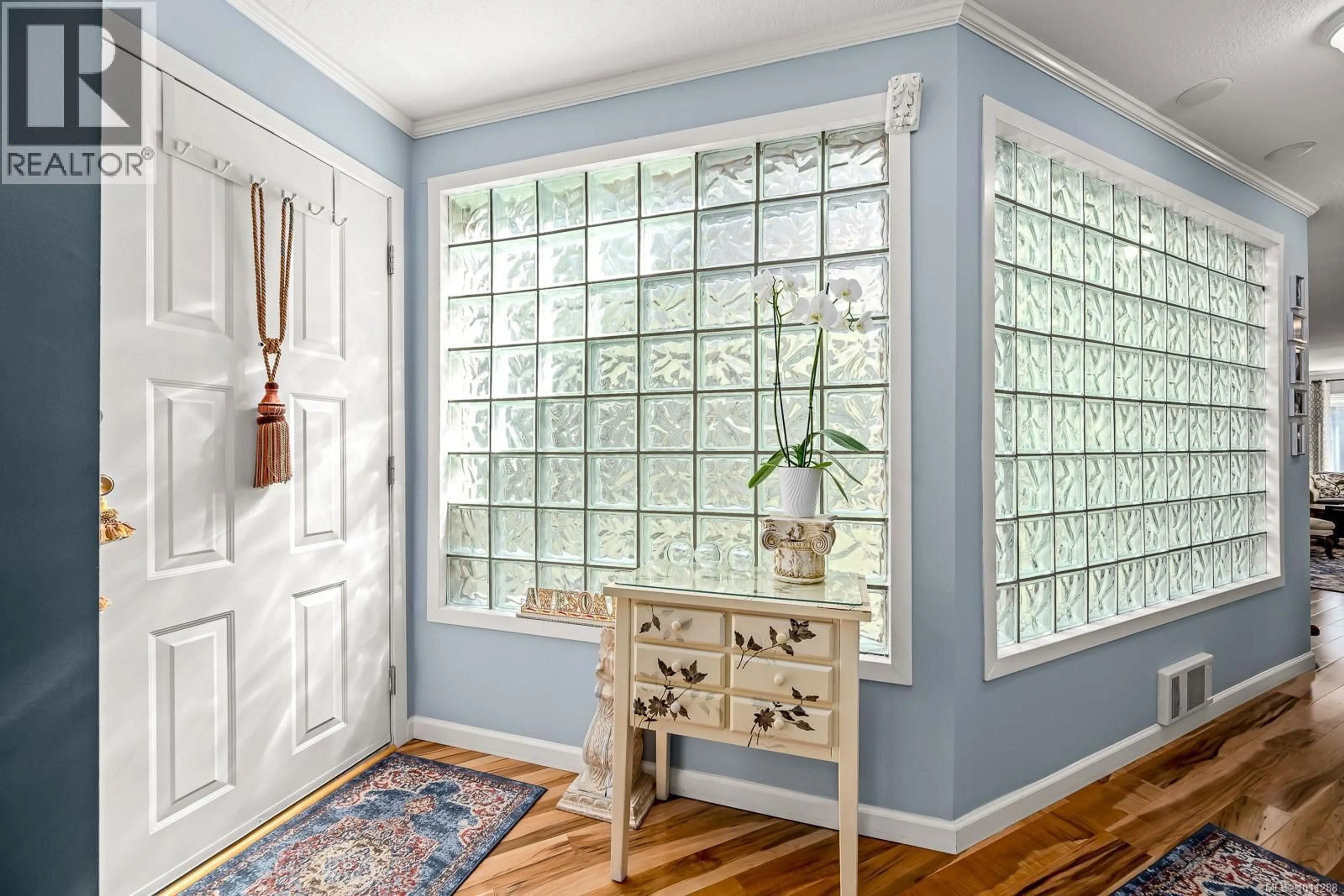 Indoor entryway for 203 - 2250 MANOR PLACE, Comox British Columbia V9M1C5