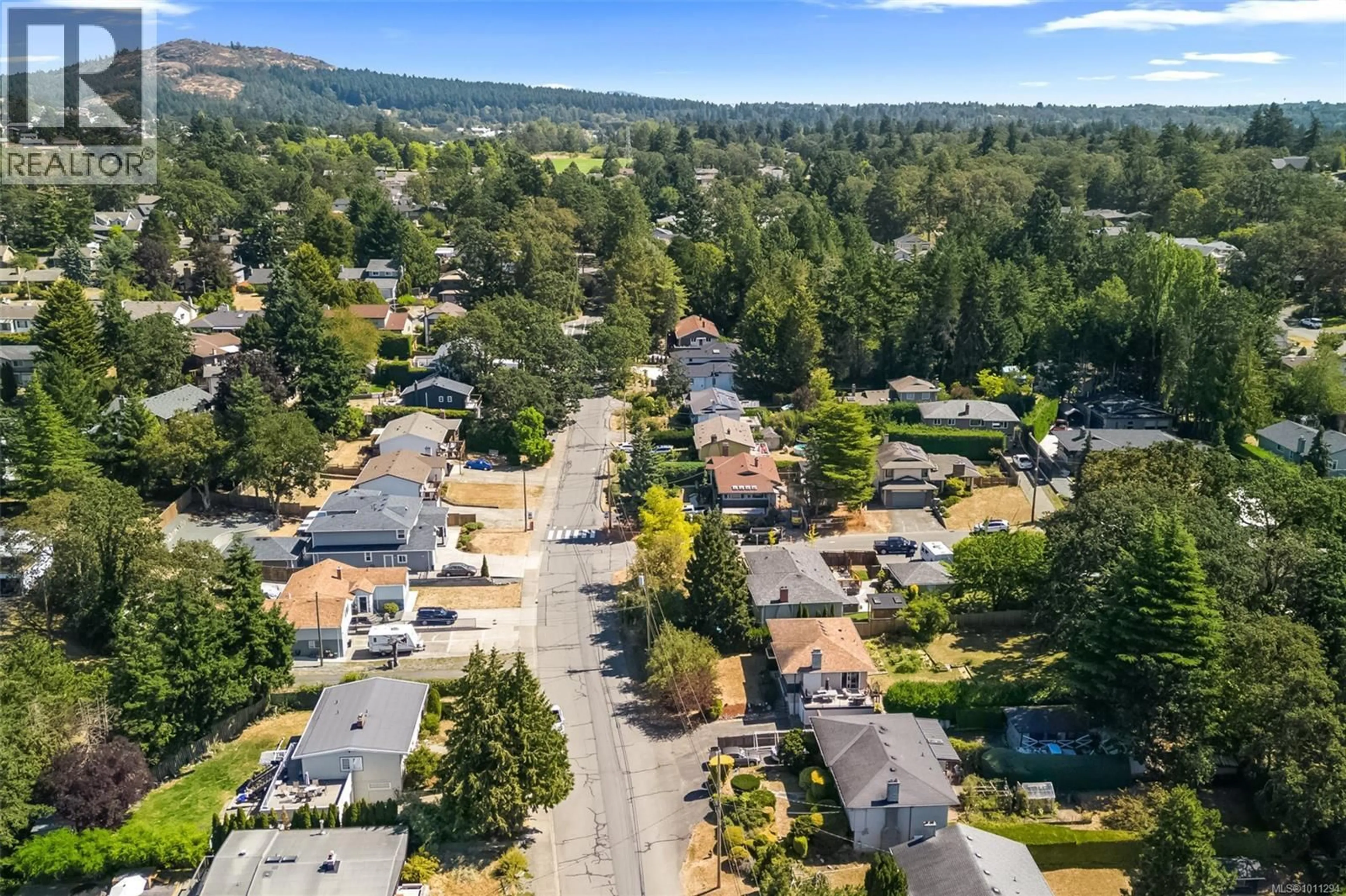 A pic from outside/outdoor area/front of a property/back of a property/a pic from drone, mountain view for 765 LILY AVENUE, Saanich British Columbia V8X3R7