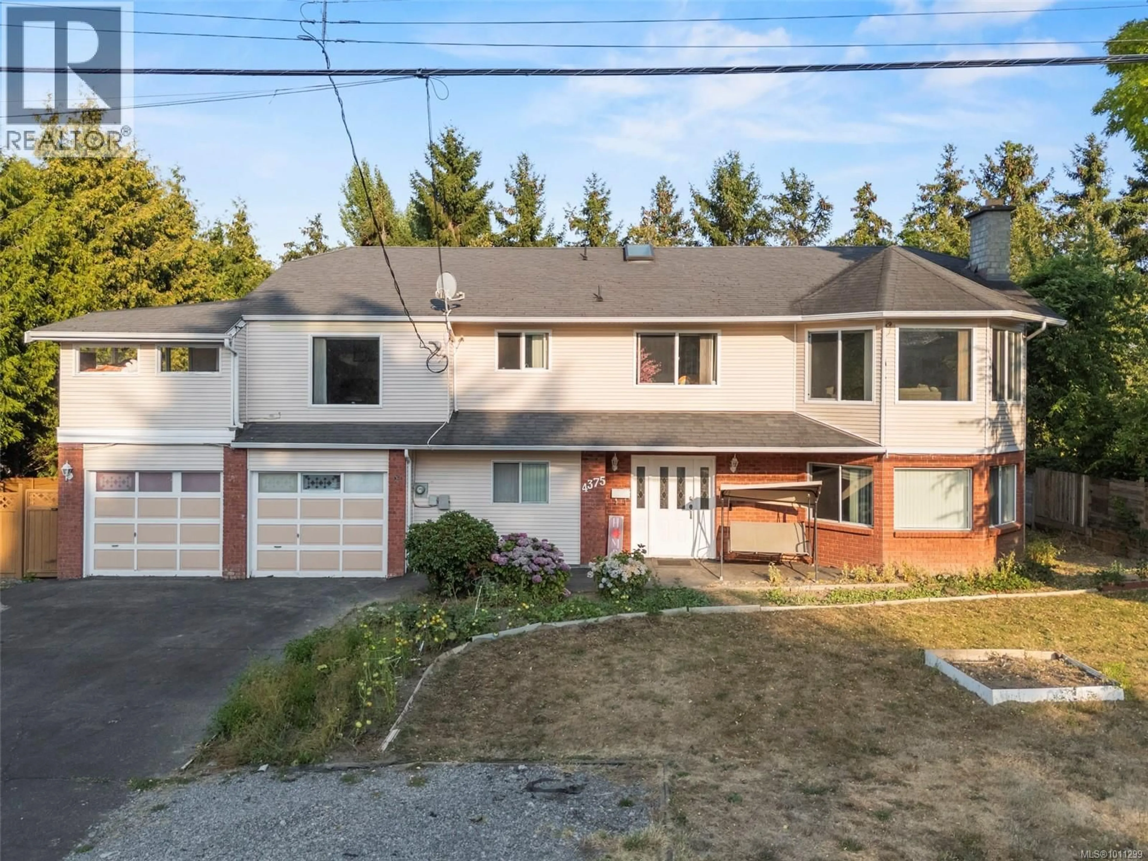 A pic from outside/outdoor area/front of a property/back of a property/a pic from drone, street for 4375 VIEWMONT AVENUE, Saanich British Columbia V8Z5K8