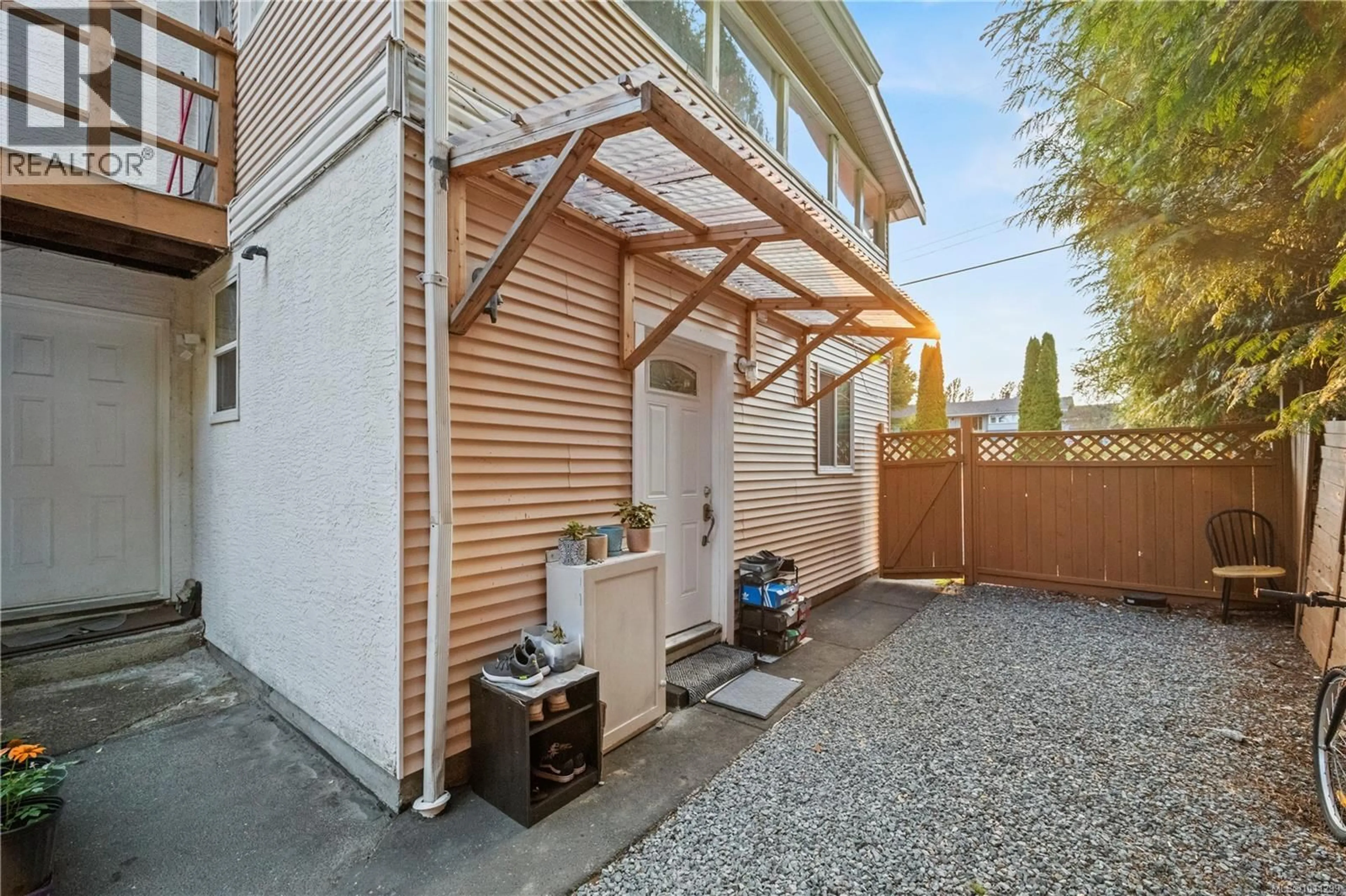 Patio, street for 4375 VIEWMONT AVENUE, Saanich British Columbia V8Z5K8