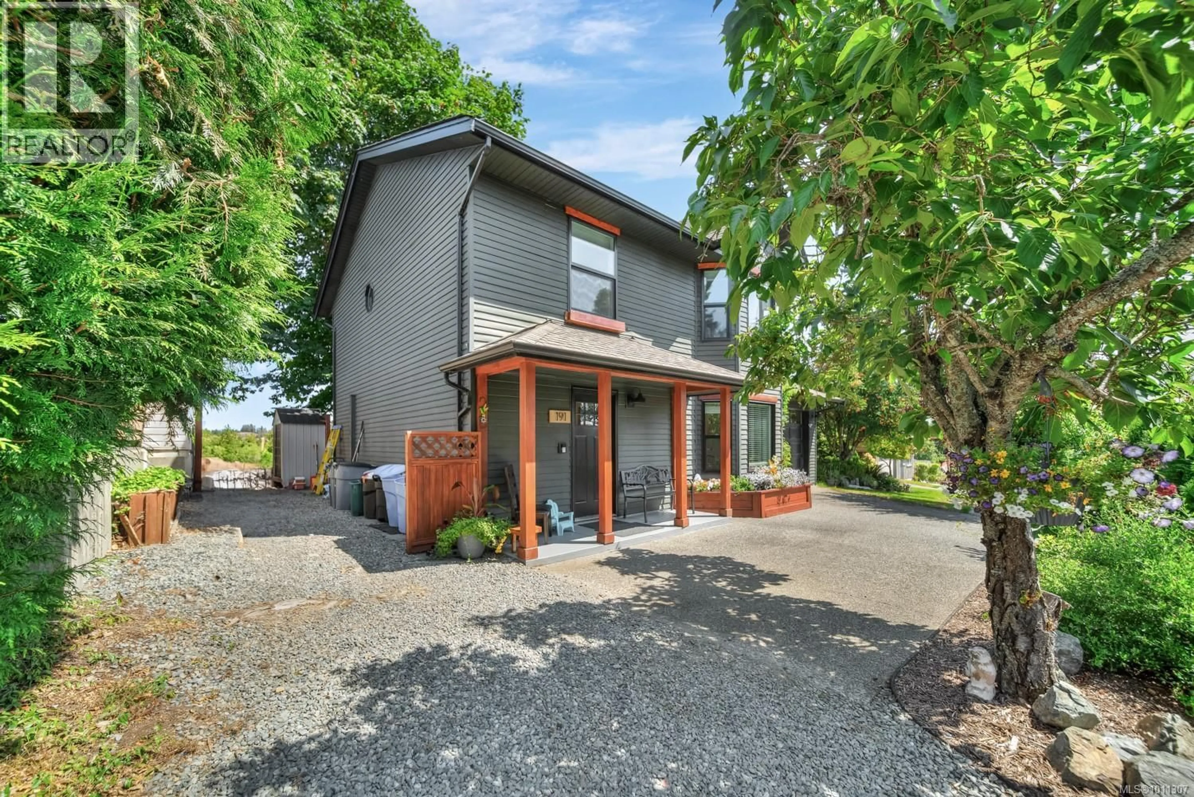 A pic from outside/outdoor area/front of a property/back of a property/a pic from drone, street for 191 SUMMIT DRIVE, Nanaimo British Columbia V9T4X7