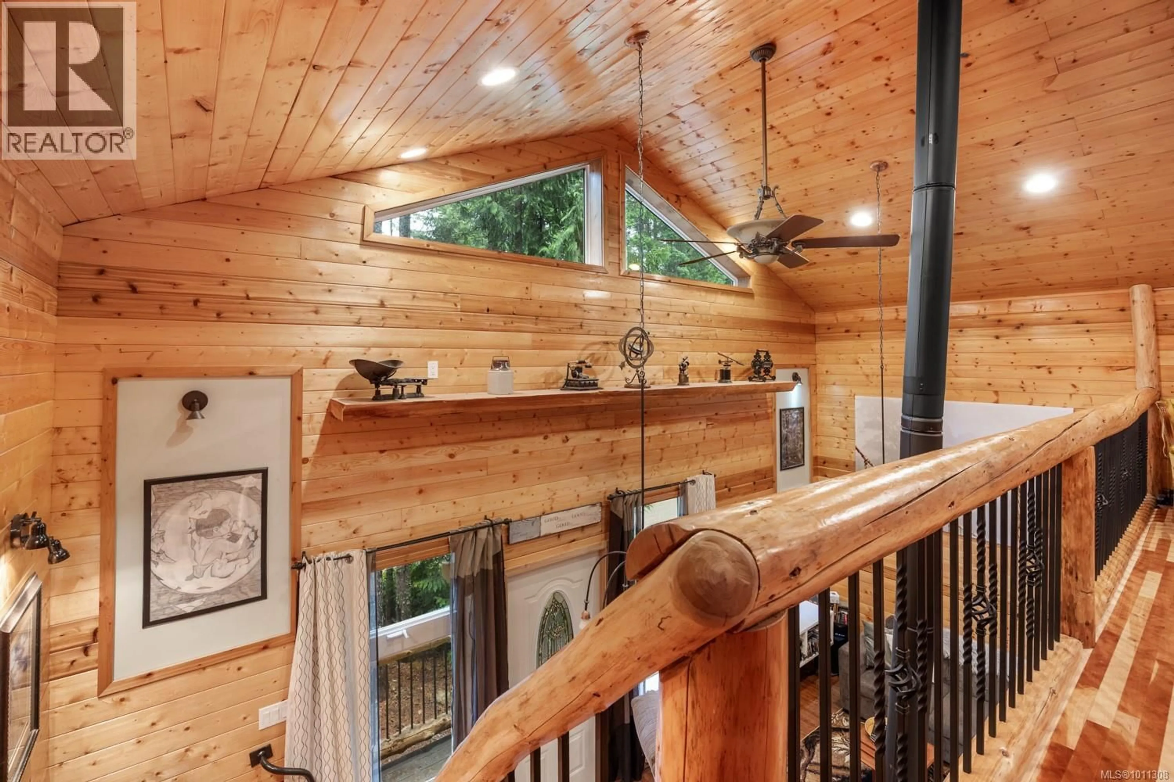 Indoor foyer for 5459 BRADLEY ROAD, Courtenay British Columbia V9J1L2