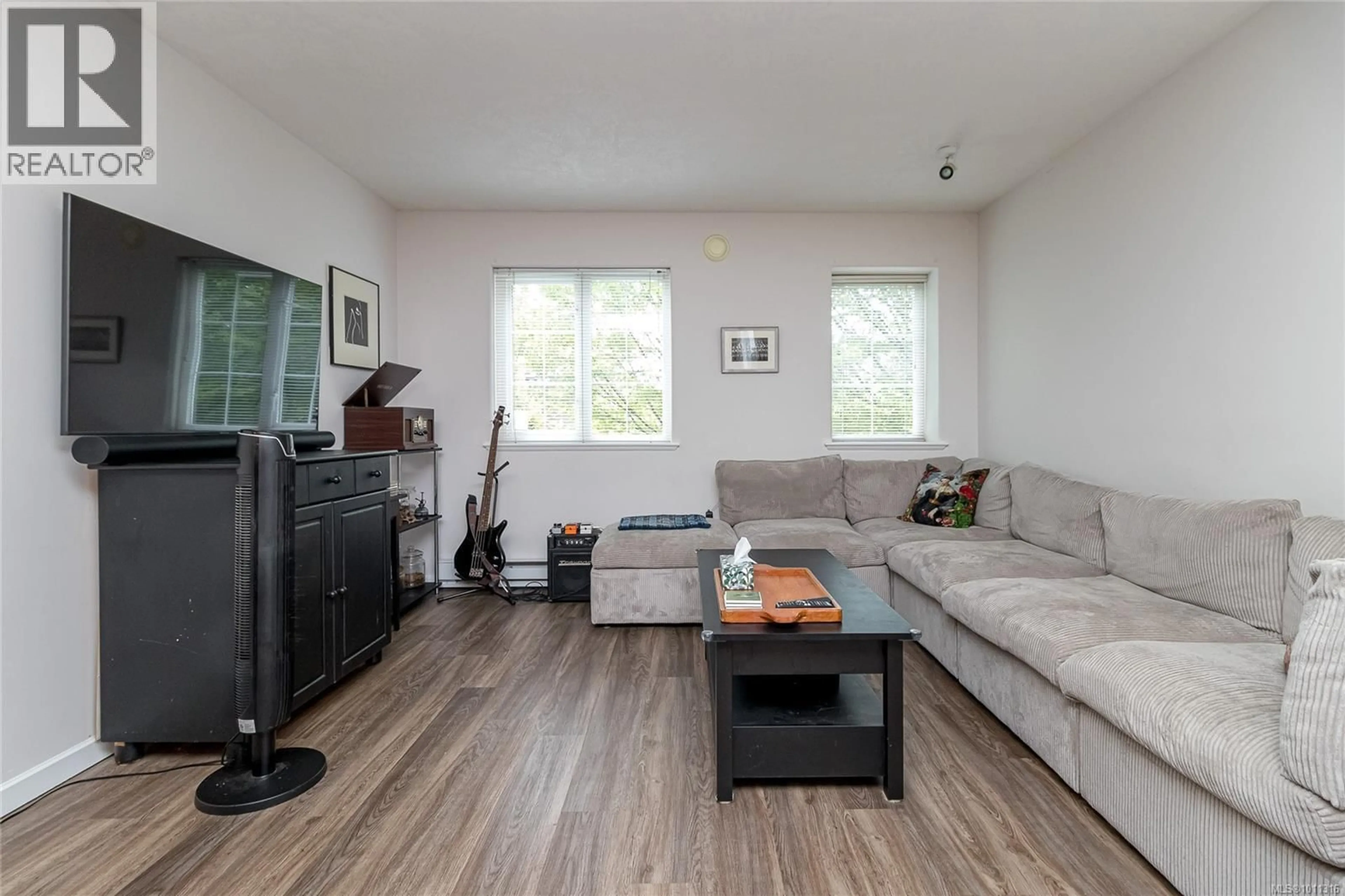 Living room with furniture, wood/laminate floor for 13 - 1043 CALEDONIA AVENUE, Victoria British Columbia V8T1E7