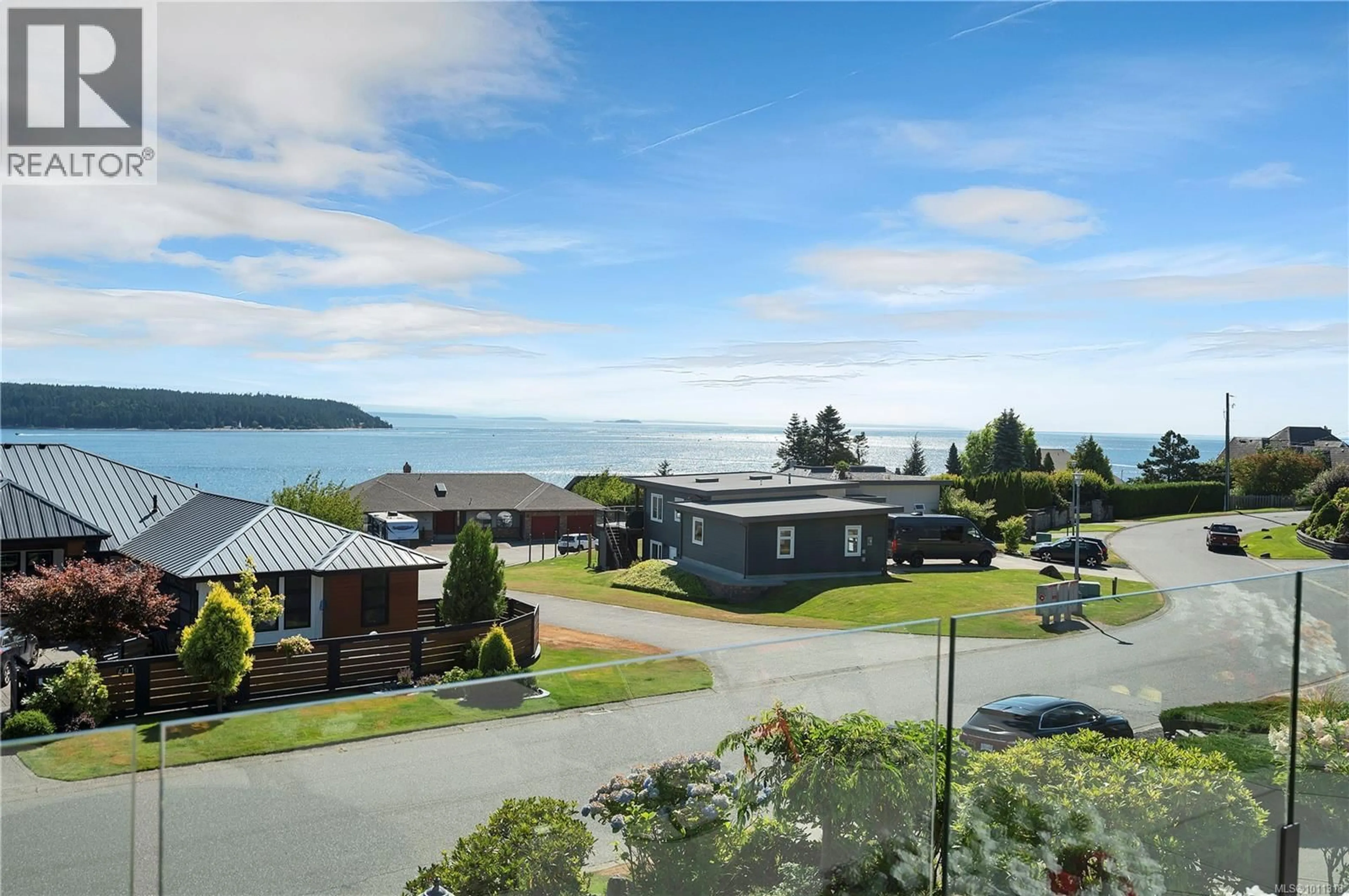 A pic from outside/outdoor area/front of a property/back of a property/a pic from drone, water/lake/river/ocean view for 492 ASH STREET, Campbell River British Columbia V9W7H5
