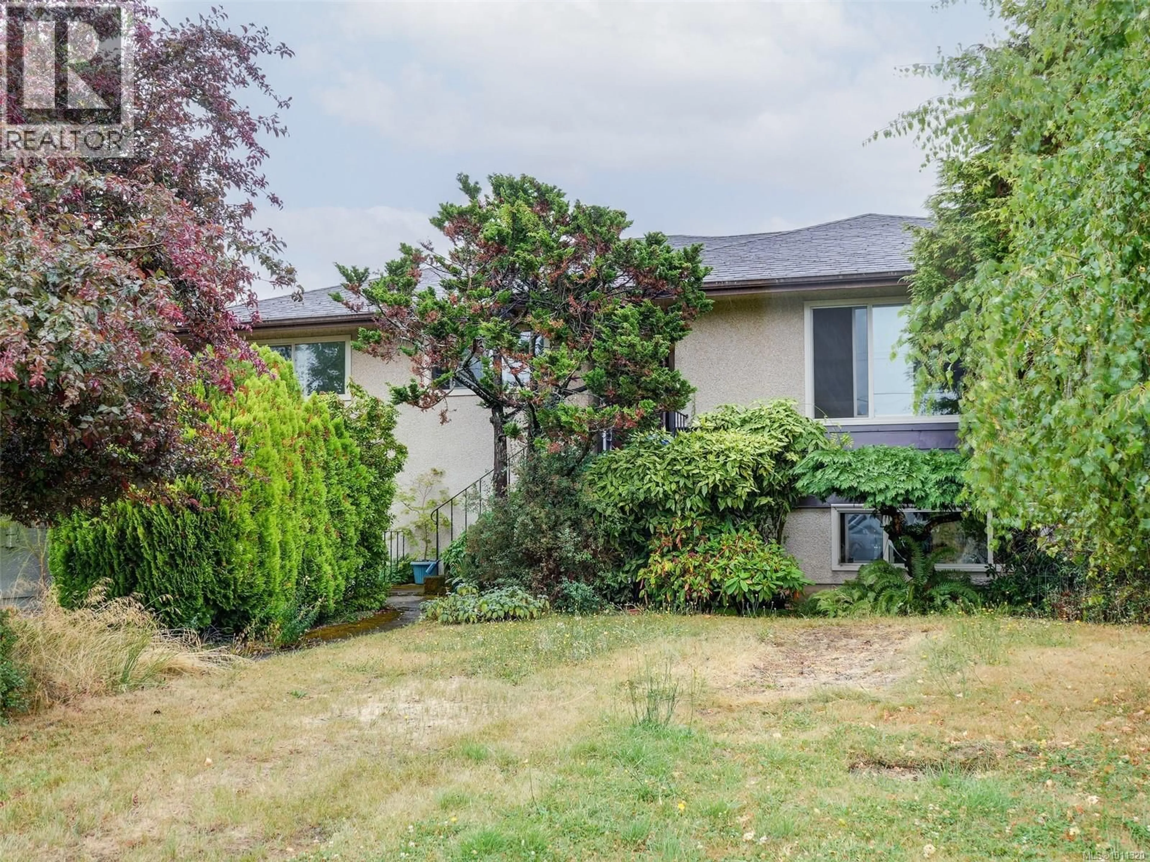 A pic from outside/outdoor area/front of a property/back of a property/a pic from drone, street for 1611 ELM STREET, Saanich British Columbia V8P2G6