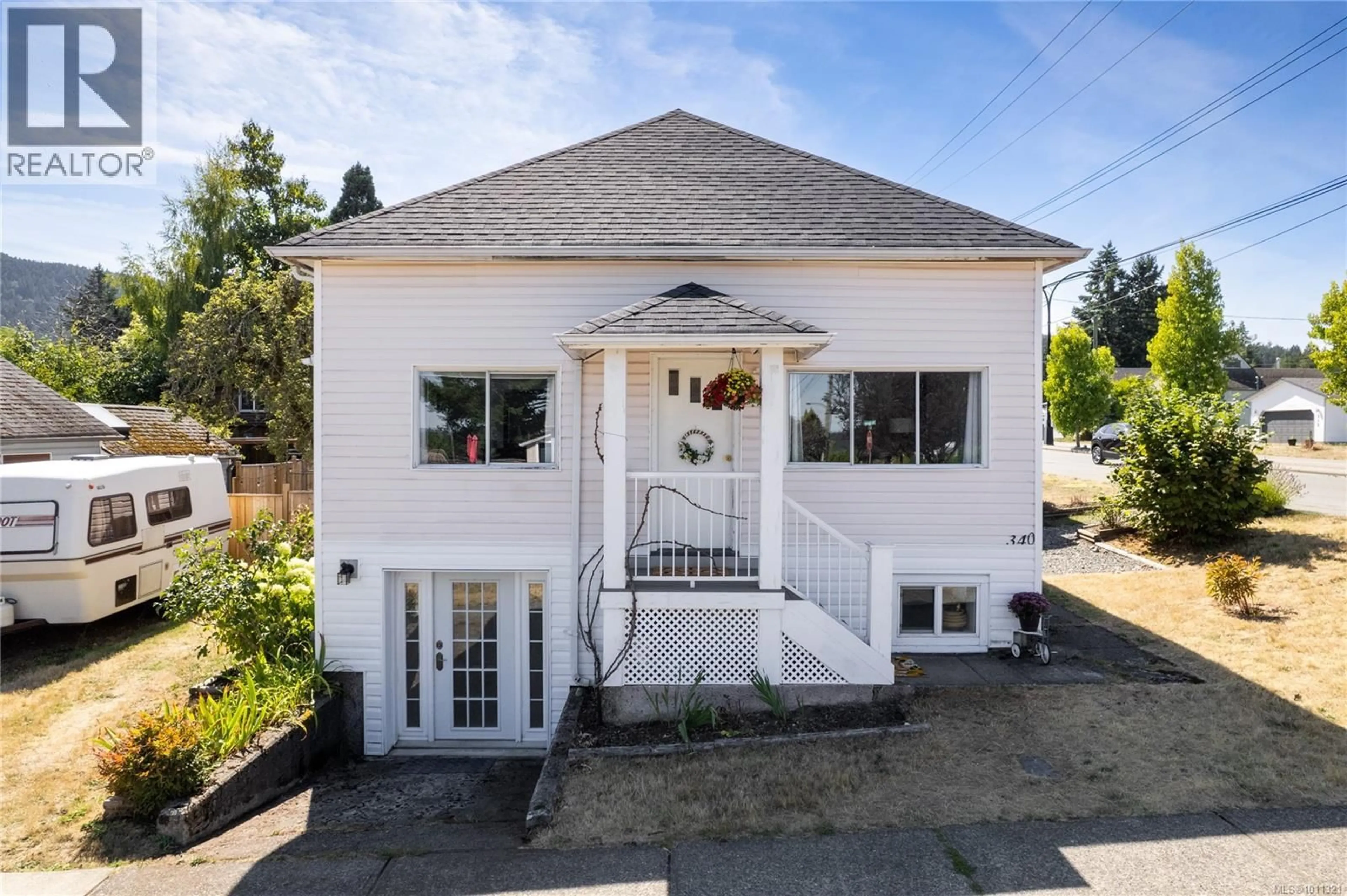 Home with vinyl exterior material, street for 340 5TH AVENUE, Ladysmith British Columbia V9G1A2