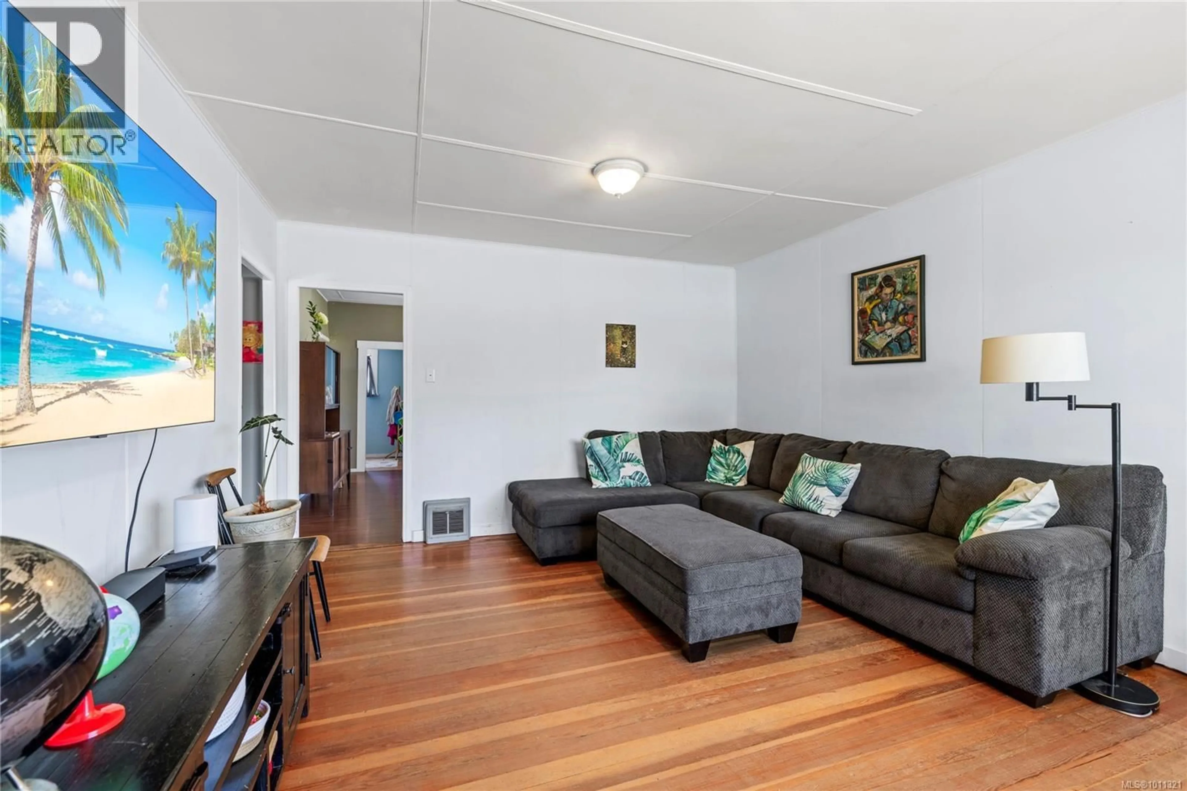 Living room with furniture, wood/laminate floor for 340 5TH AVENUE, Ladysmith British Columbia V9G1A2