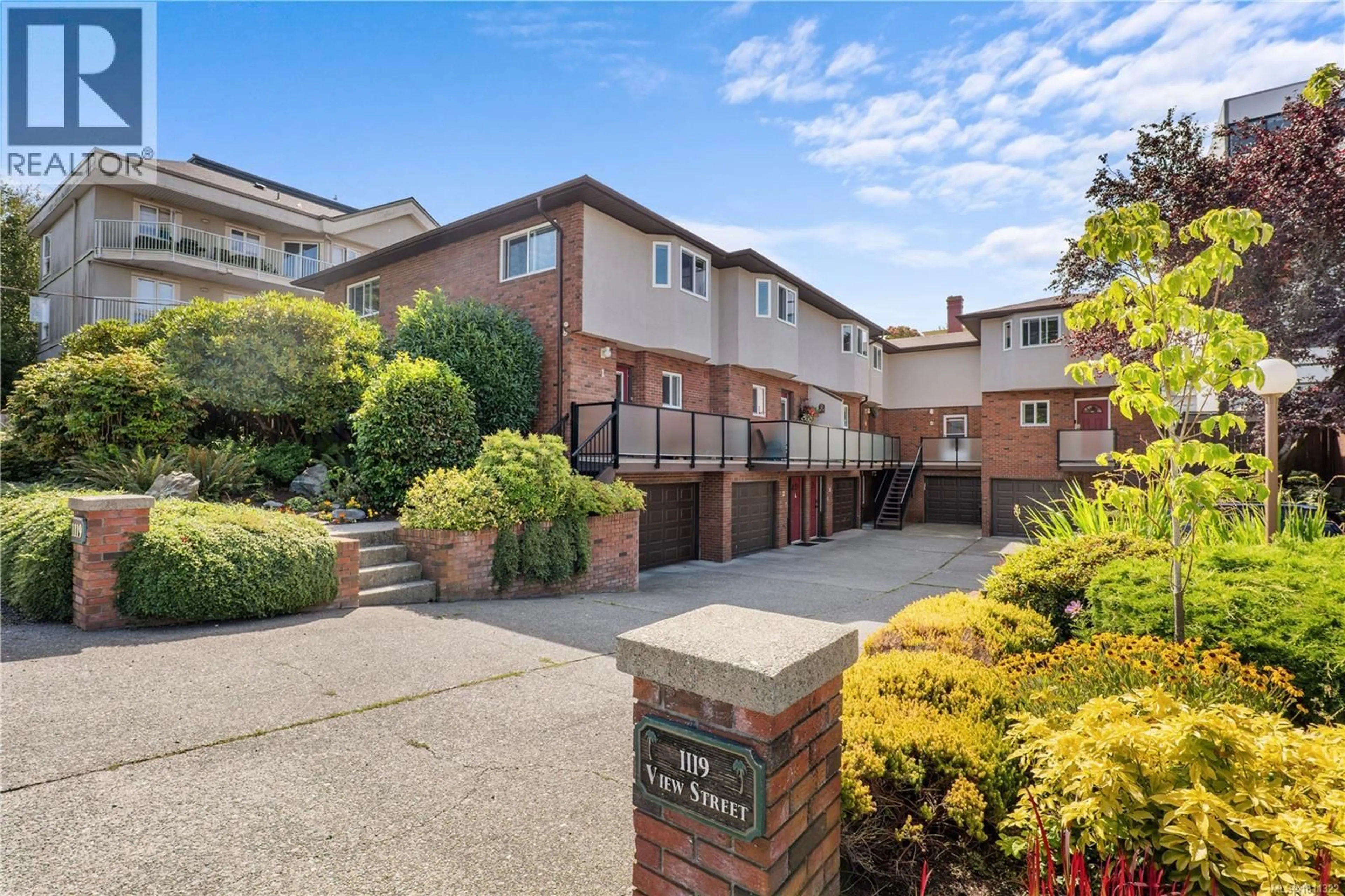 A pic from outside/outdoor area/front of a property/back of a property/a pic from drone, street for 1 - 1119 VIEW STREET, Victoria British Columbia V8V3L9