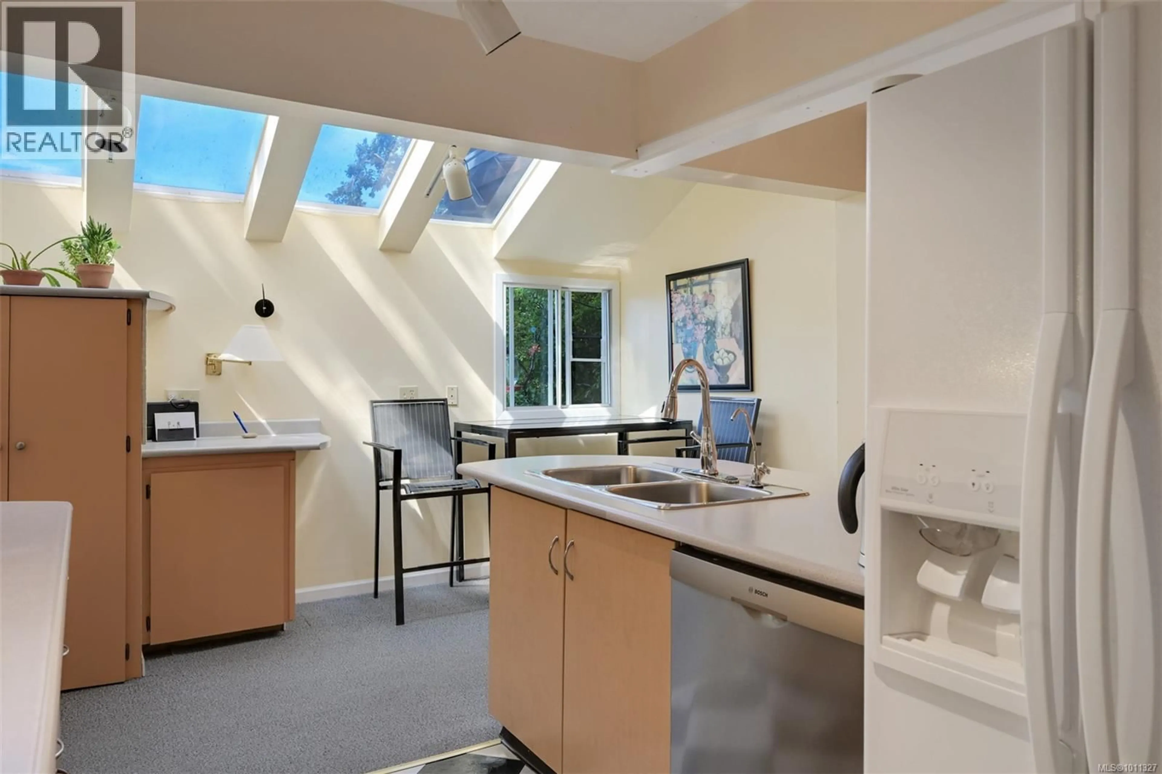 Unknown for 1360 MERRITT STREET, Victoria British Columbia V8X2P6