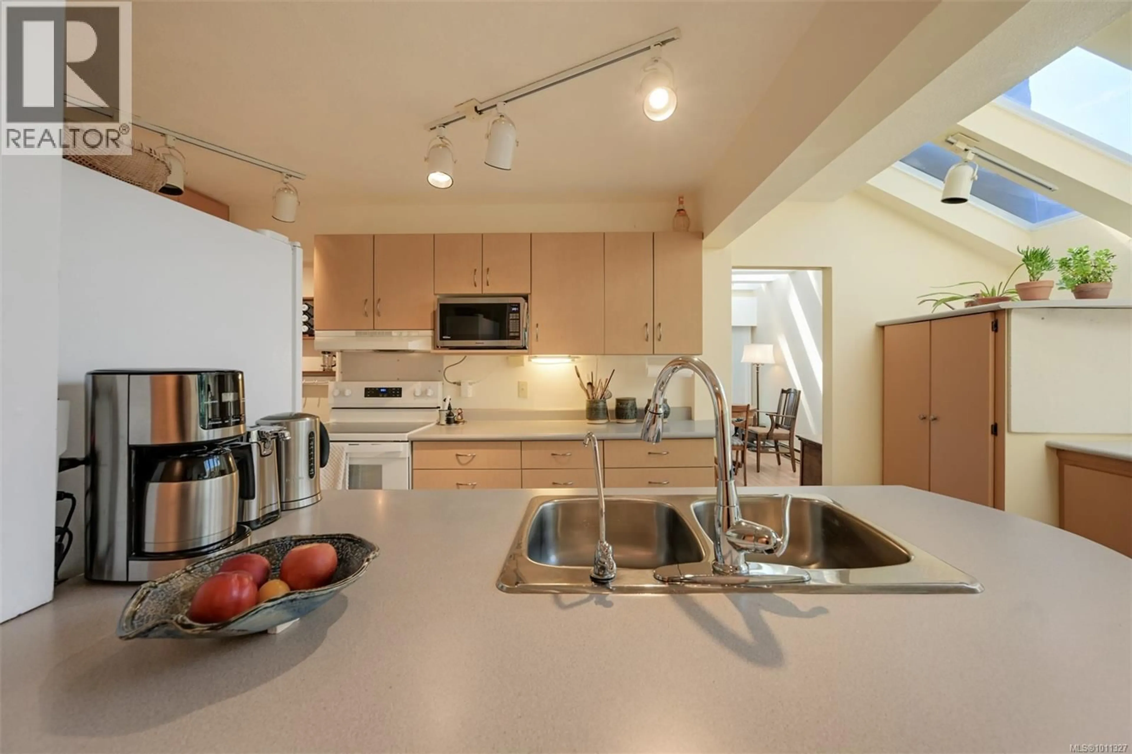 Open concept kitchen, unknown for 1360 MERRITT STREET, Victoria British Columbia V8X2P6