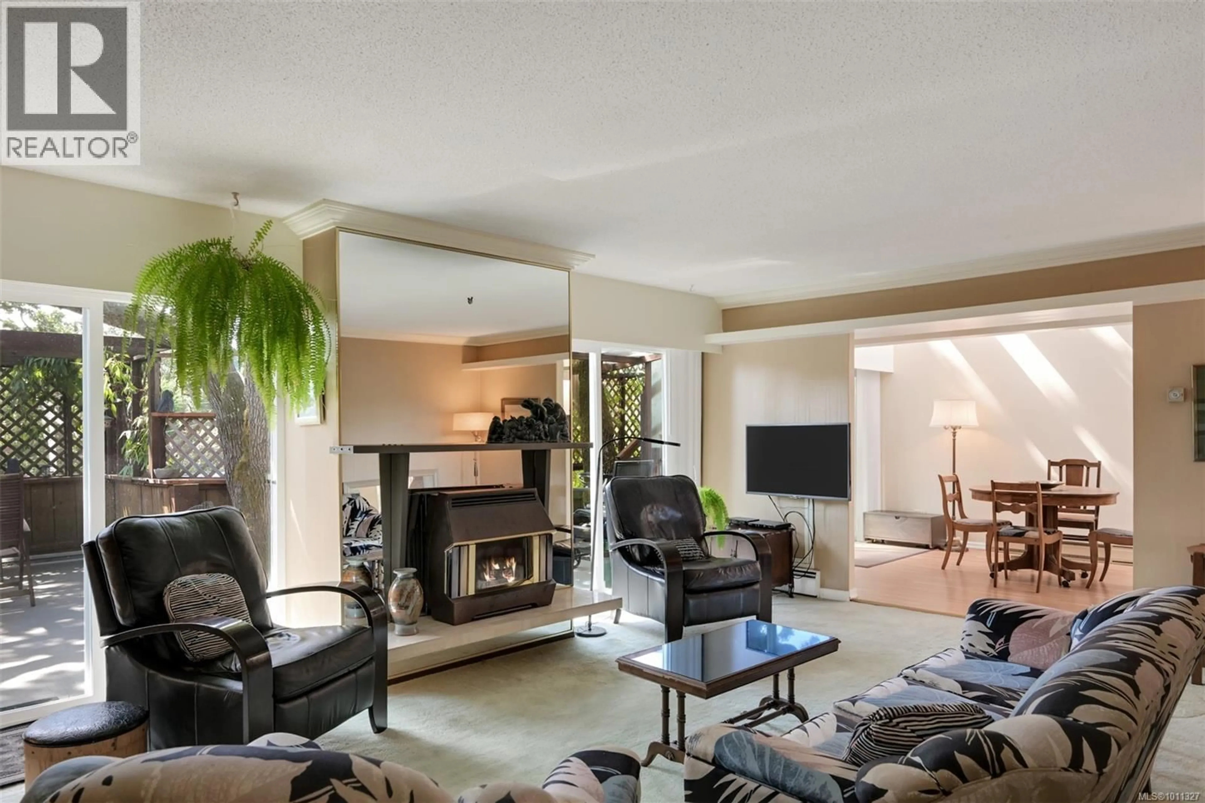 Living room with furniture, unknown for 1360 MERRITT STREET, Victoria British Columbia V8X2P6