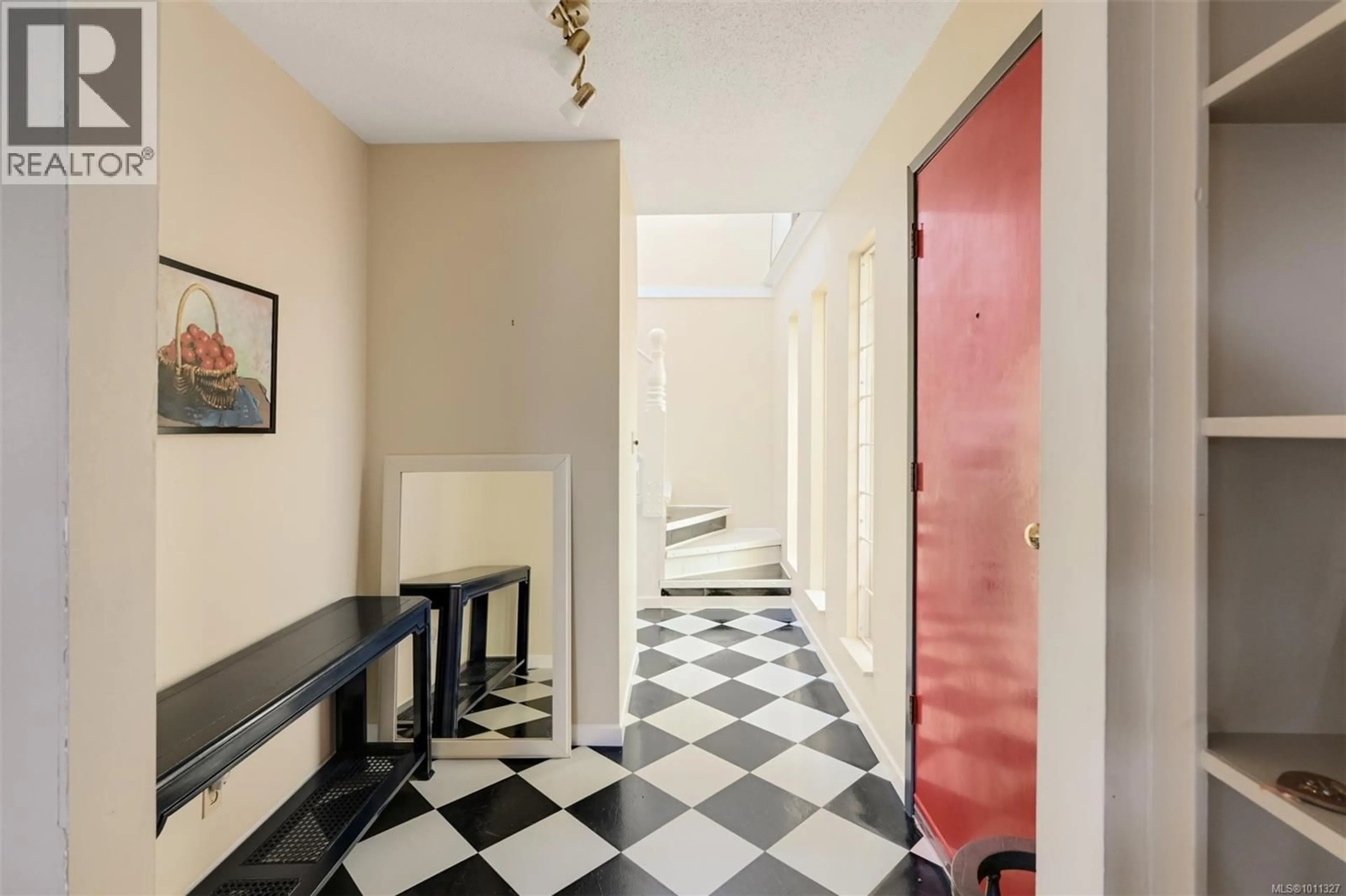Indoor foyer for 1360 MERRITT STREET, Victoria British Columbia V8X2P6