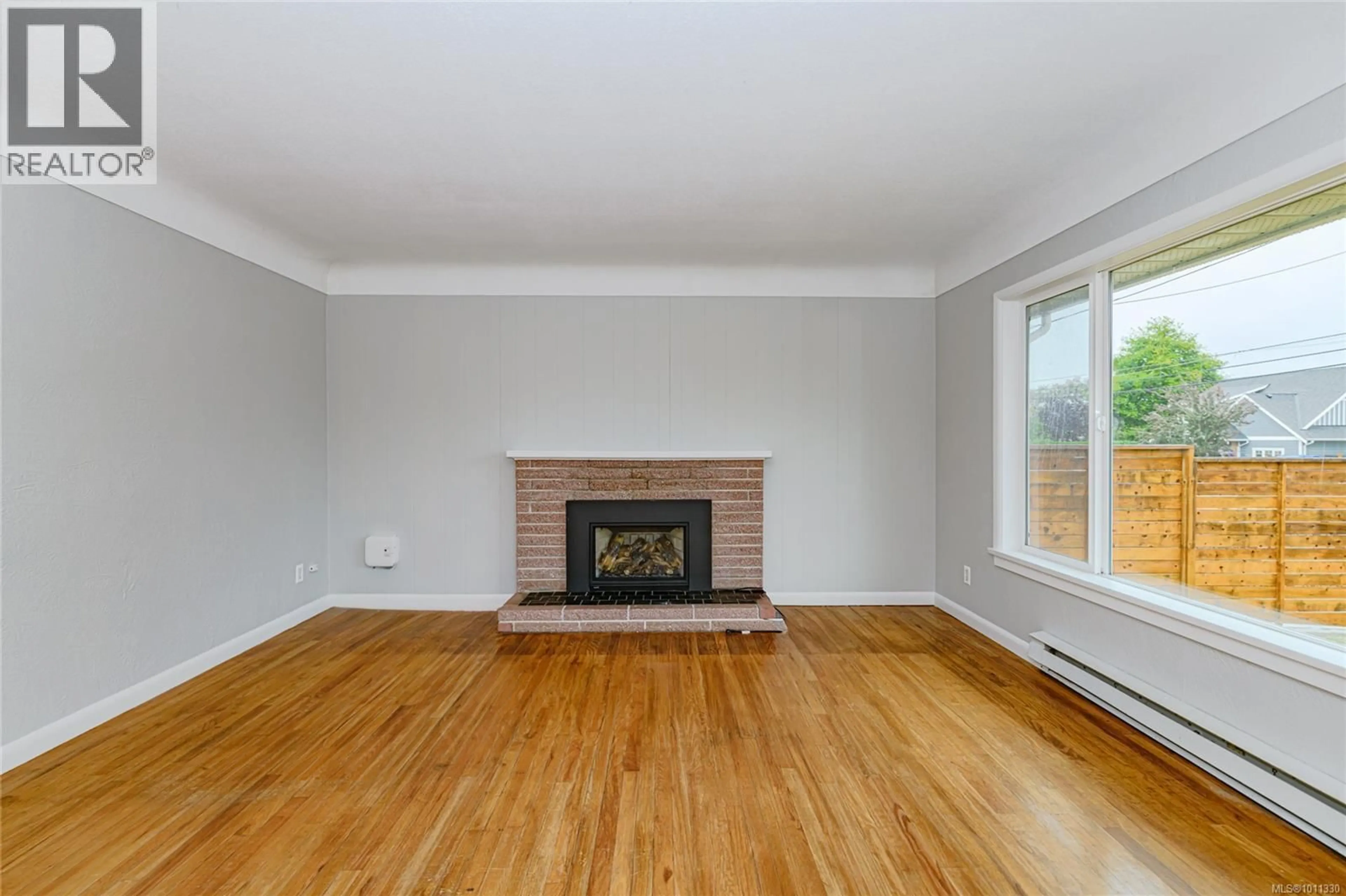 Living room with furniture, wood/laminate floor for 10142 RESTHAVEN DRIVE, Sidney British Columbia V8L3G7