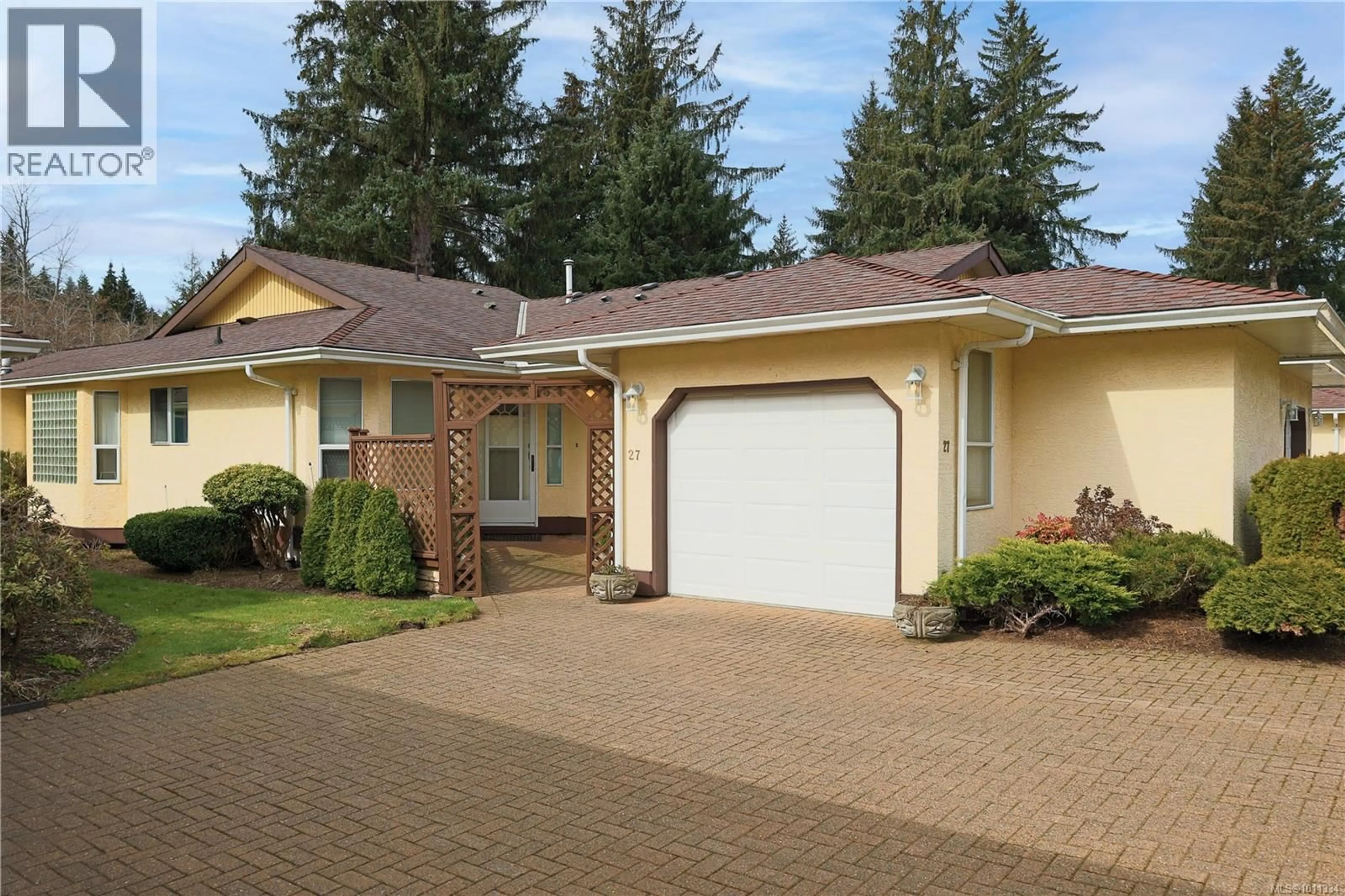 Home with vinyl exterior material, street for 27 - 605 ROCKLAND ROAD, Campbell River British Columbia V9W7X1