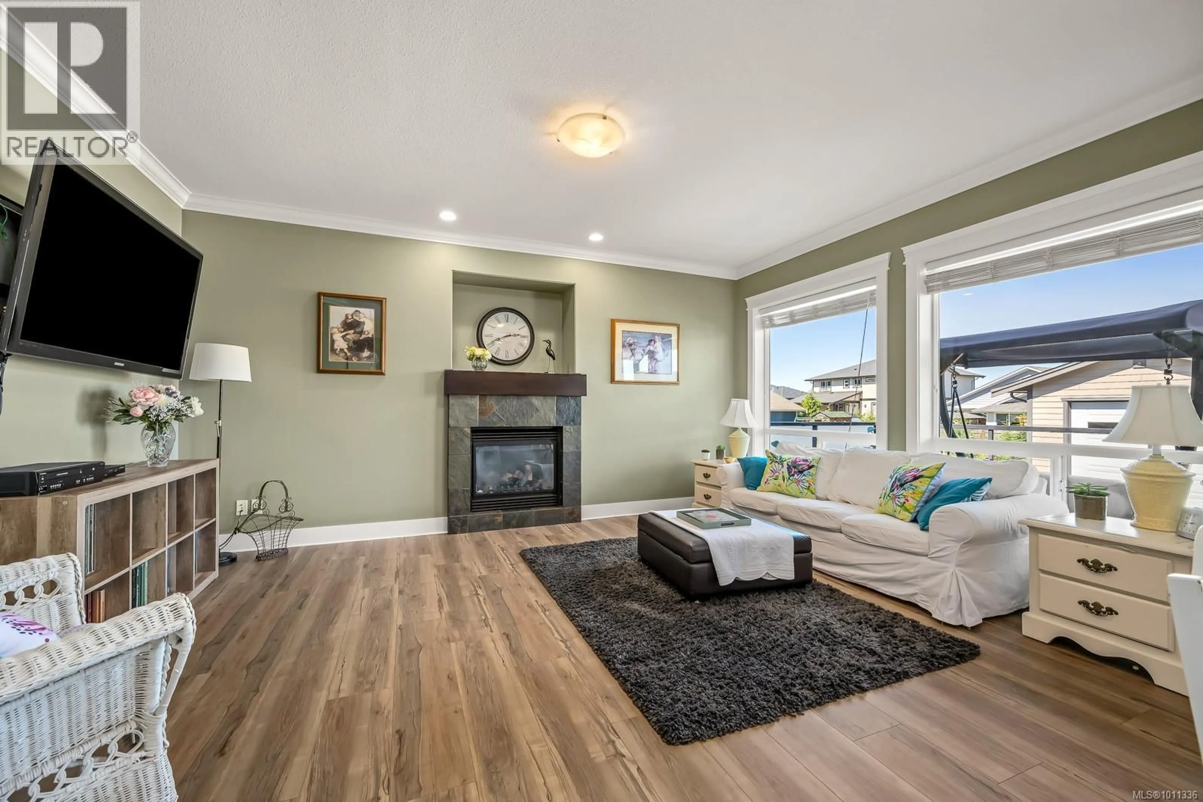 Living room with furniture, wood/laminate floor for 726 CAMELEON DRIVE, Campbell River British Columbia V9H0A7