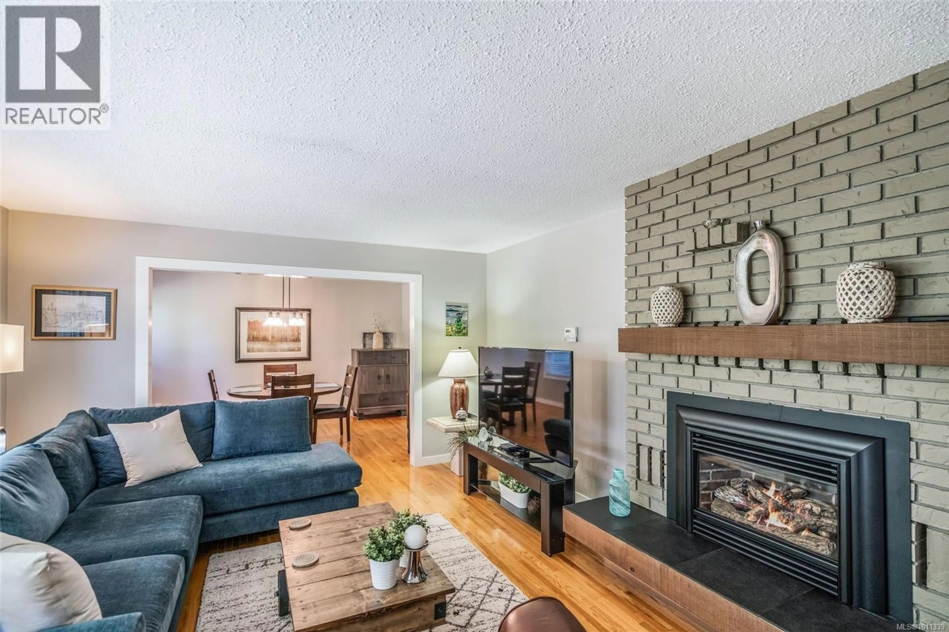 Living room with furniture, wood/laminate floor for 7955 NORTHWIND DRIVE, Lantzville British Columbia V0R2H0