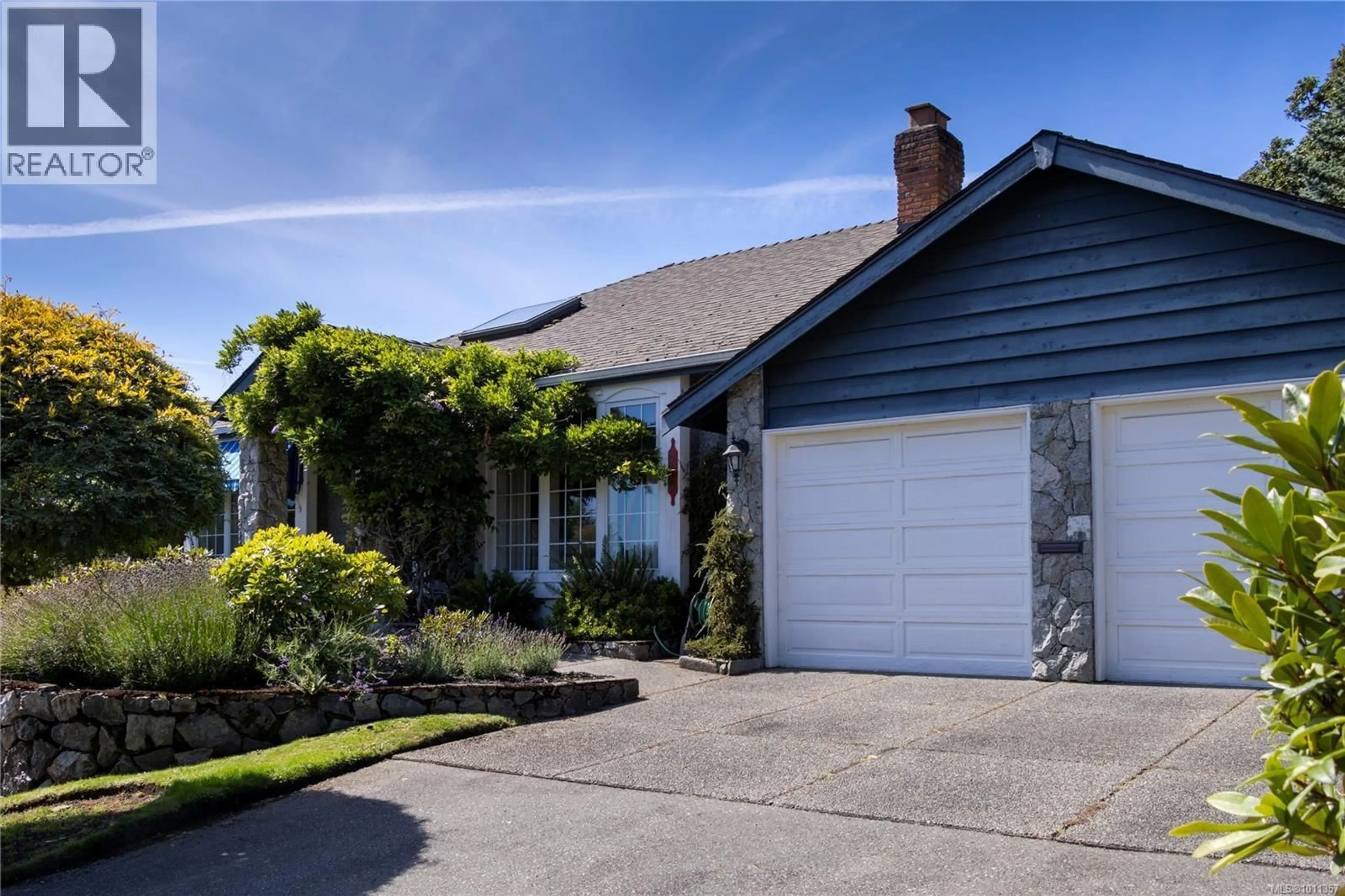 Home with vinyl exterior material, street for 764 RICHMOND AVENUE, Victoria British Columbia V8S3Z2