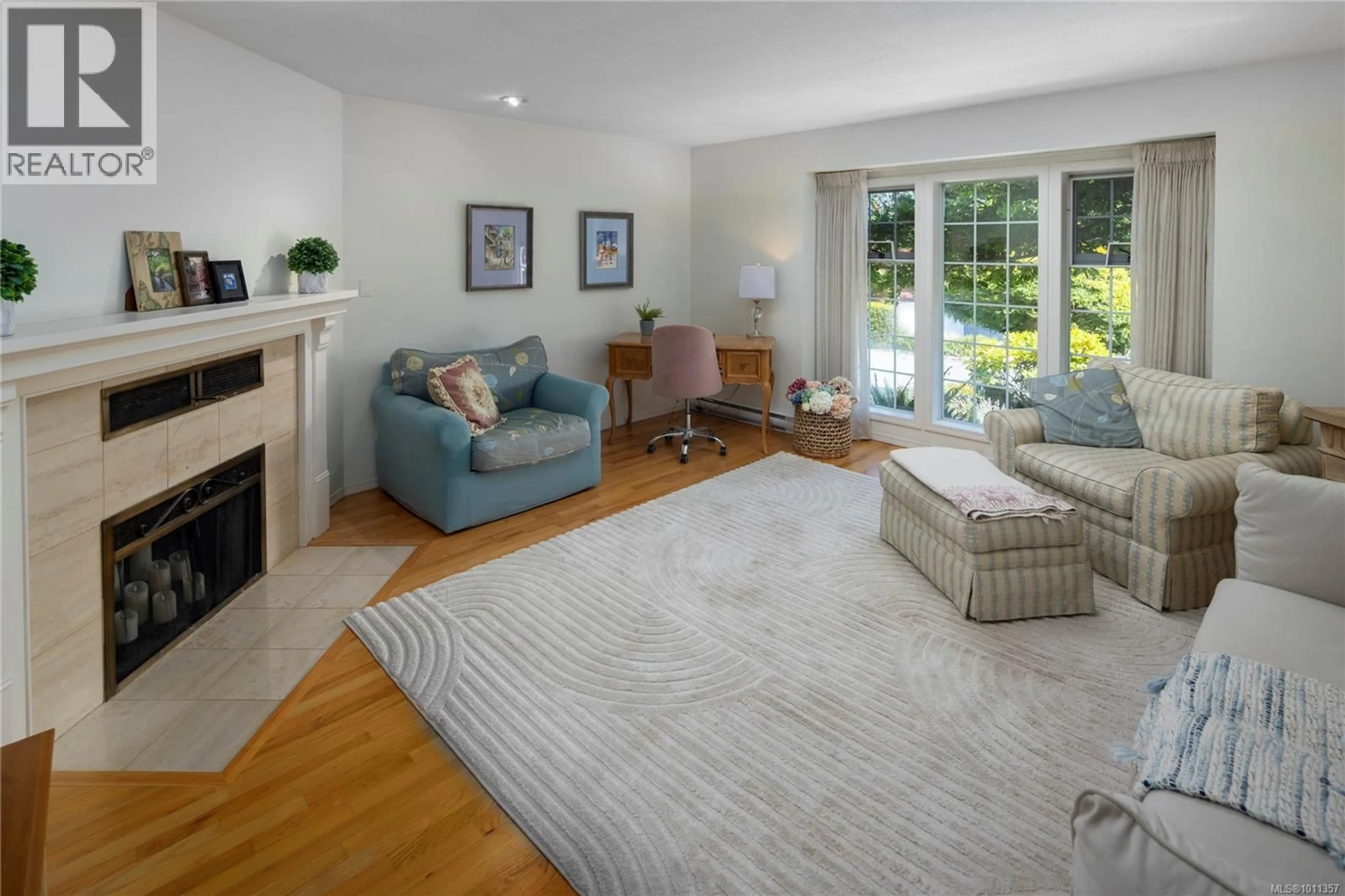 Living room with furniture, unknown for 764 RICHMOND AVENUE, Victoria British Columbia V8S3Z2