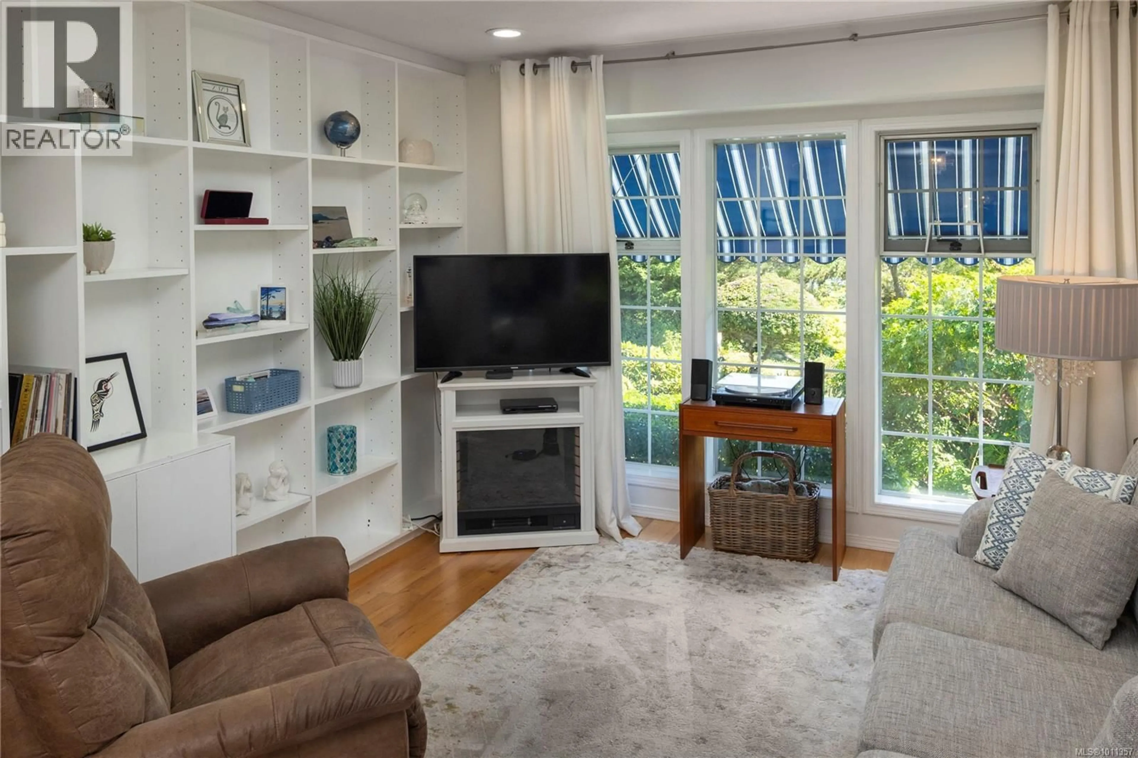 Living room with furniture, unknown for 764 RICHMOND AVENUE, Victoria British Columbia V8S3Z2