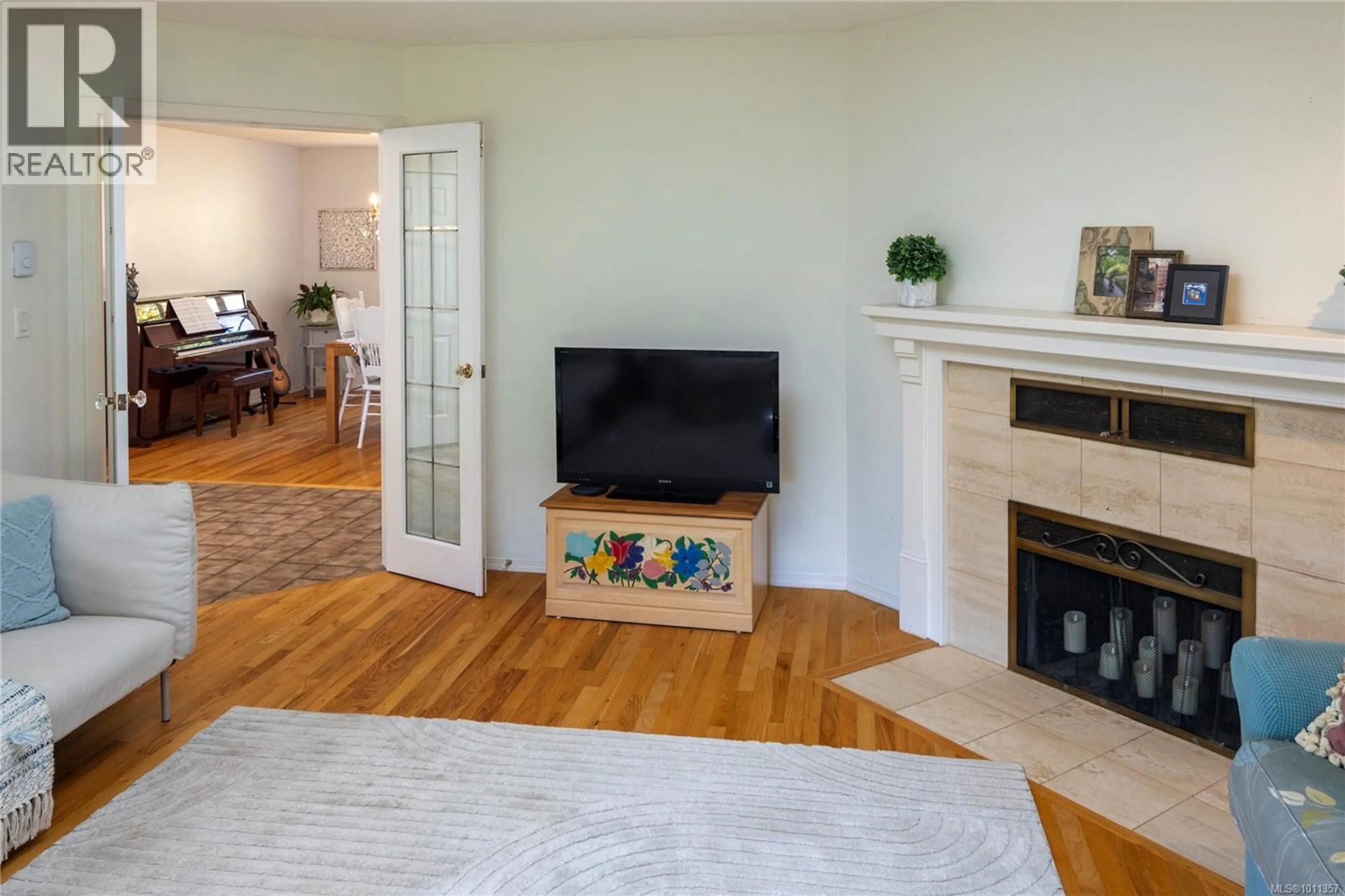 Living room with furniture, wood/laminate floor for 764 RICHMOND AVENUE, Victoria British Columbia V8S3Z2