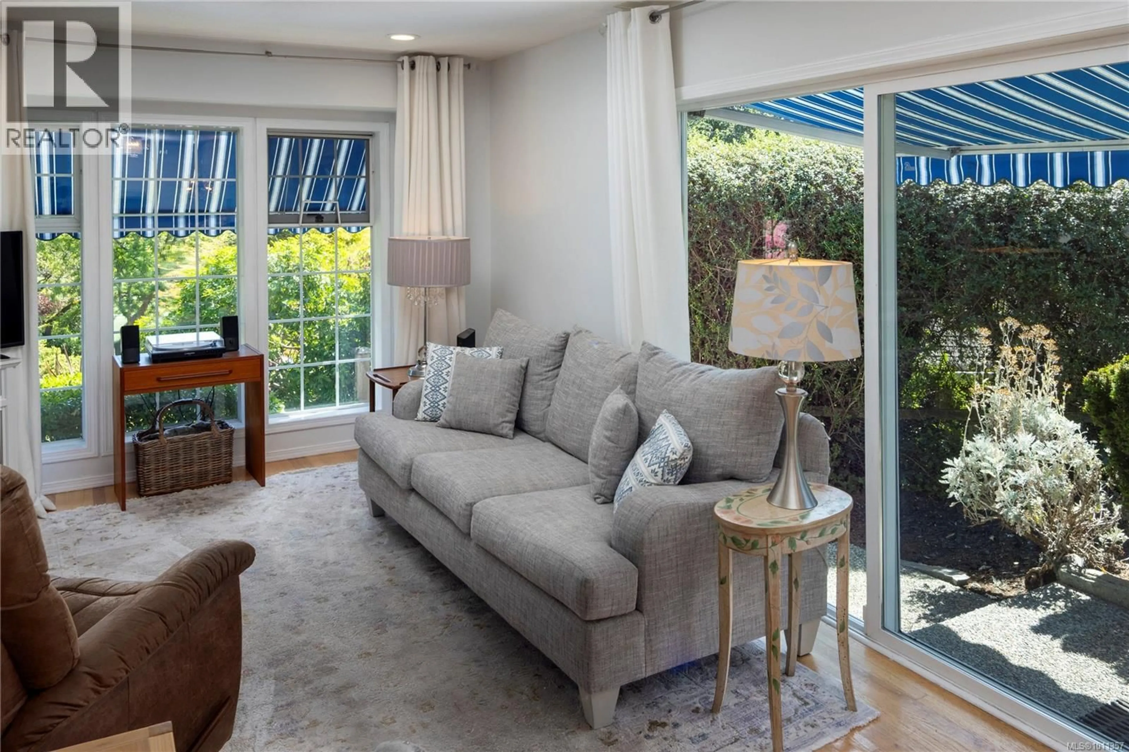 Living room with furniture, unknown for 764 RICHMOND AVENUE, Victoria British Columbia V8S3Z2