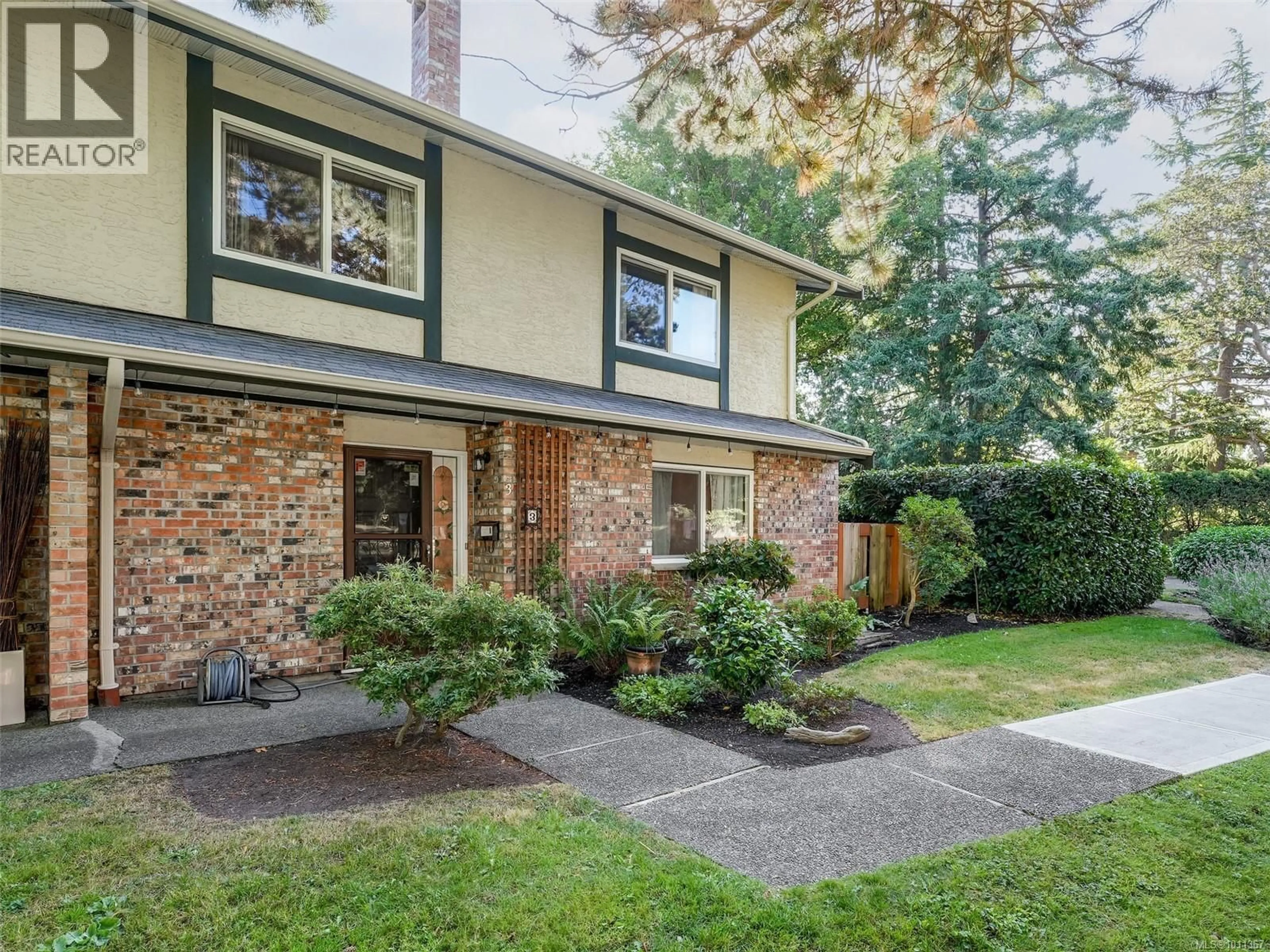 Home with brick exterior material, street for 3 - 949 PEMBERTON ROAD, Victoria British Columbia V8V4X9