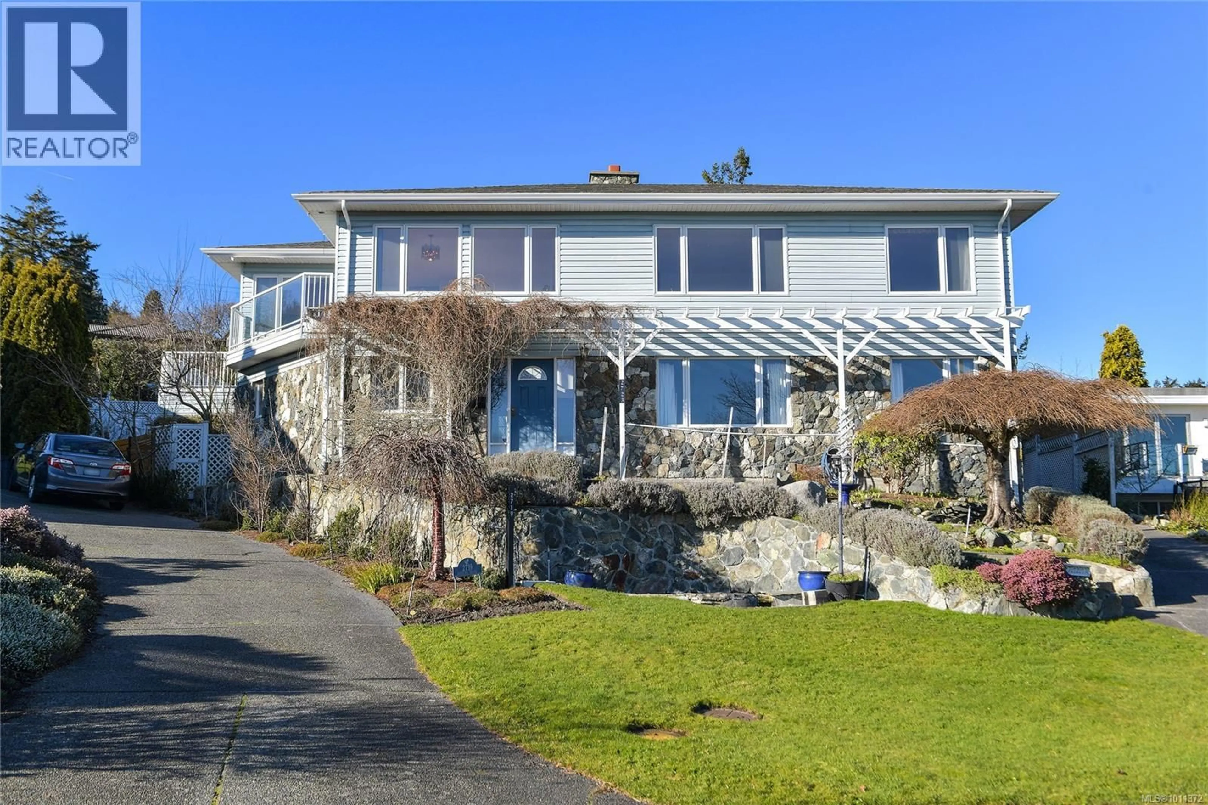 A pic from outside/outdoor area/front of a property/back of a property/a pic from drone, street for 2723 HIBBENS CLOSE, Saanich British Columbia V8R3T2