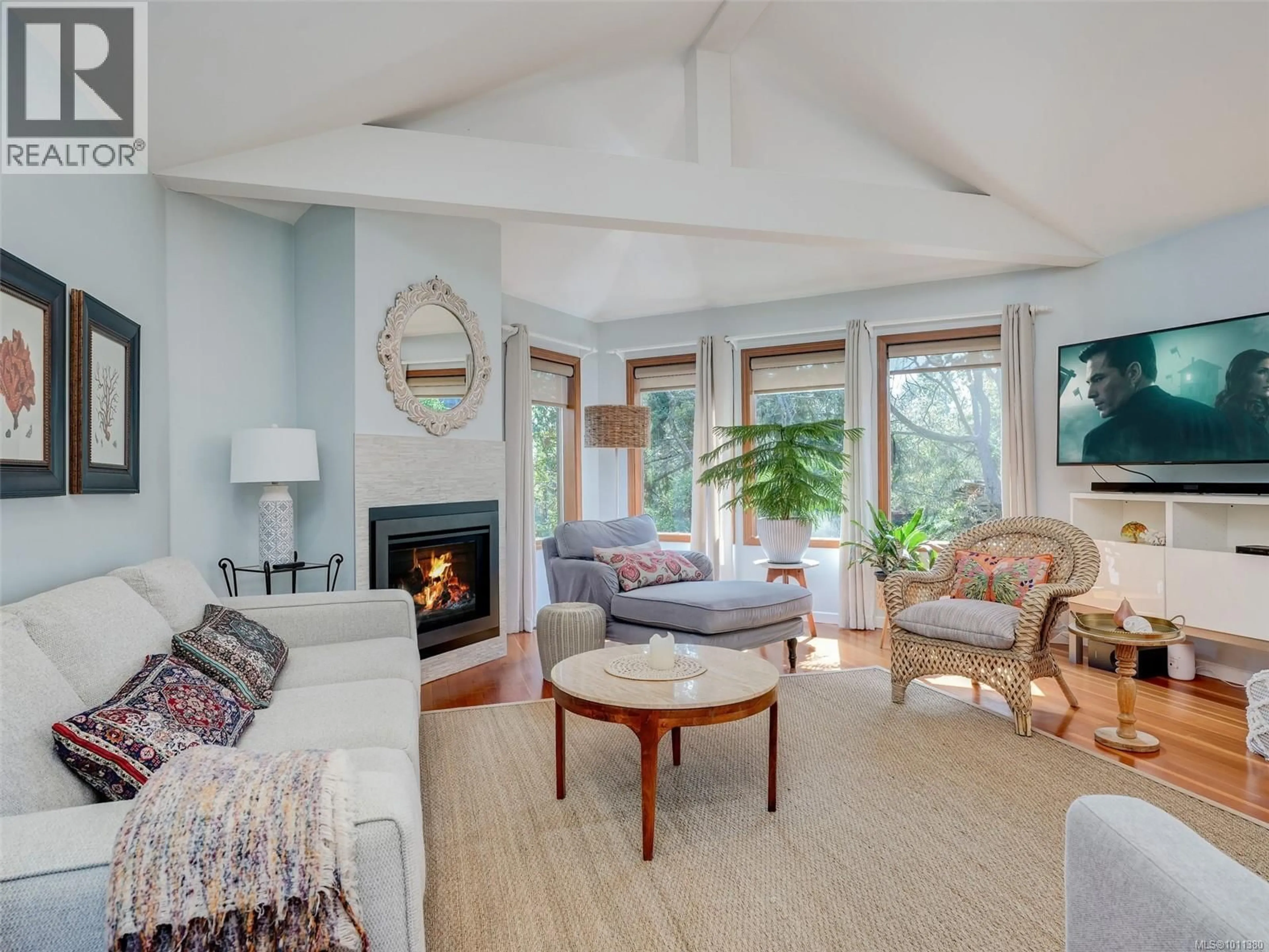 Living room with furniture, unknown for 1251 TATTERSALL DRIVE, Saanich British Columbia V8P1Z2