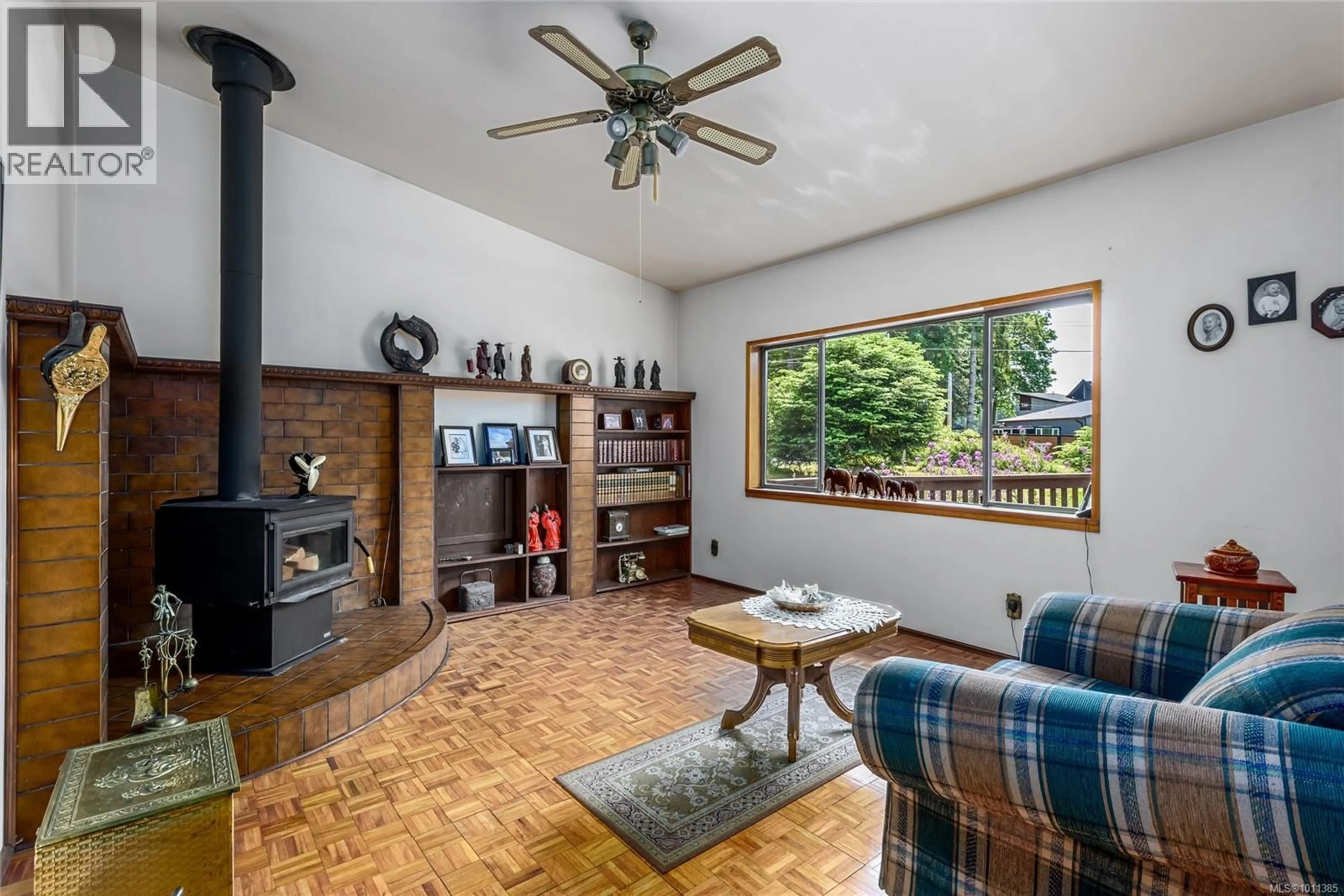 Living room with furniture, unknown for 9437 MARTIN PARK DRIVE, Black Creek British Columbia V9J1C3