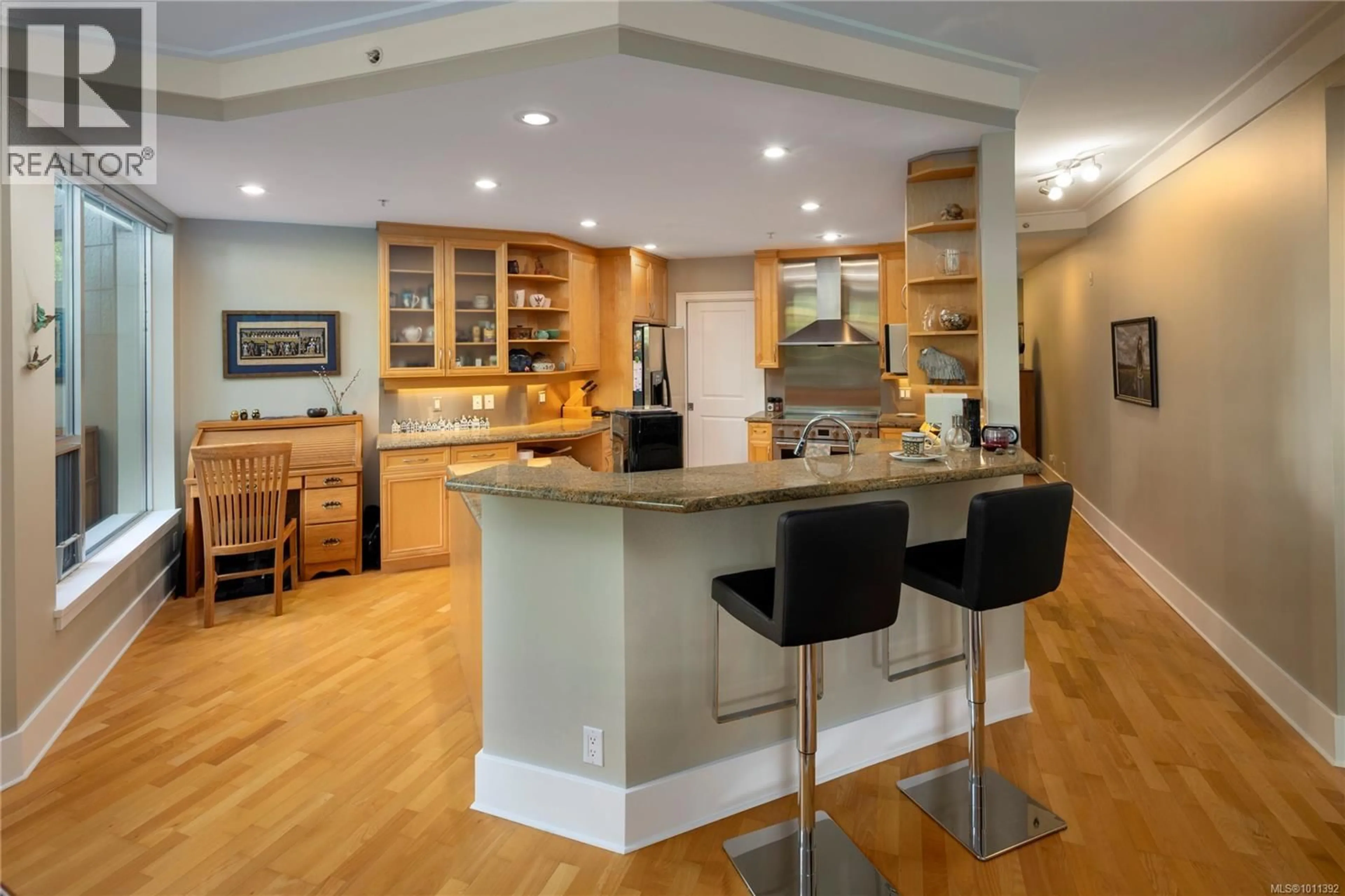 Open concept kitchen, wood/laminate floor for 101 - 1284 BEACH DRIVE, Oak Bay British Columbia V8S2N3
