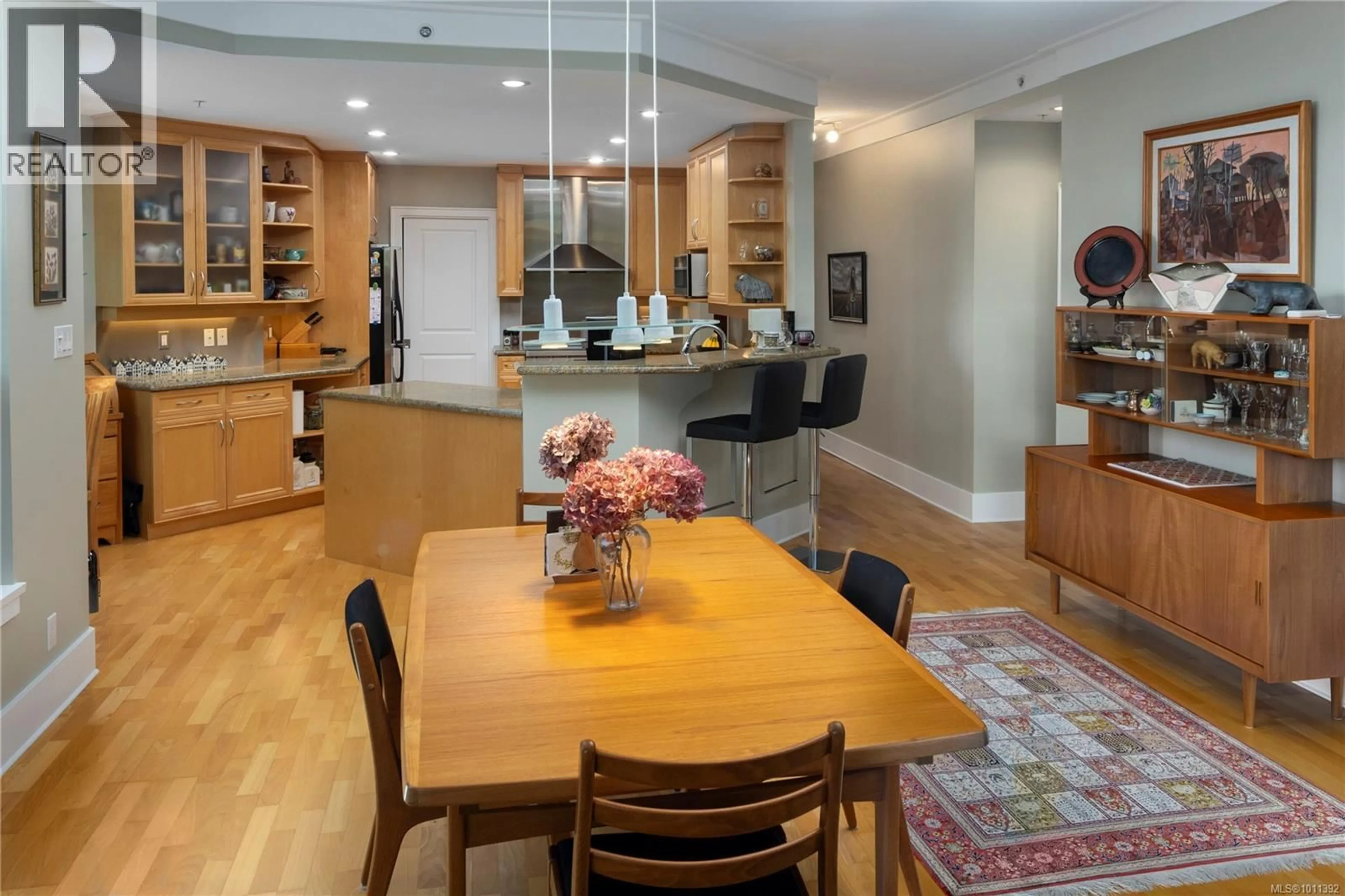Open concept kitchen, wood/laminate floor for 101 - 1284 BEACH DRIVE, Oak Bay British Columbia V8S2N3