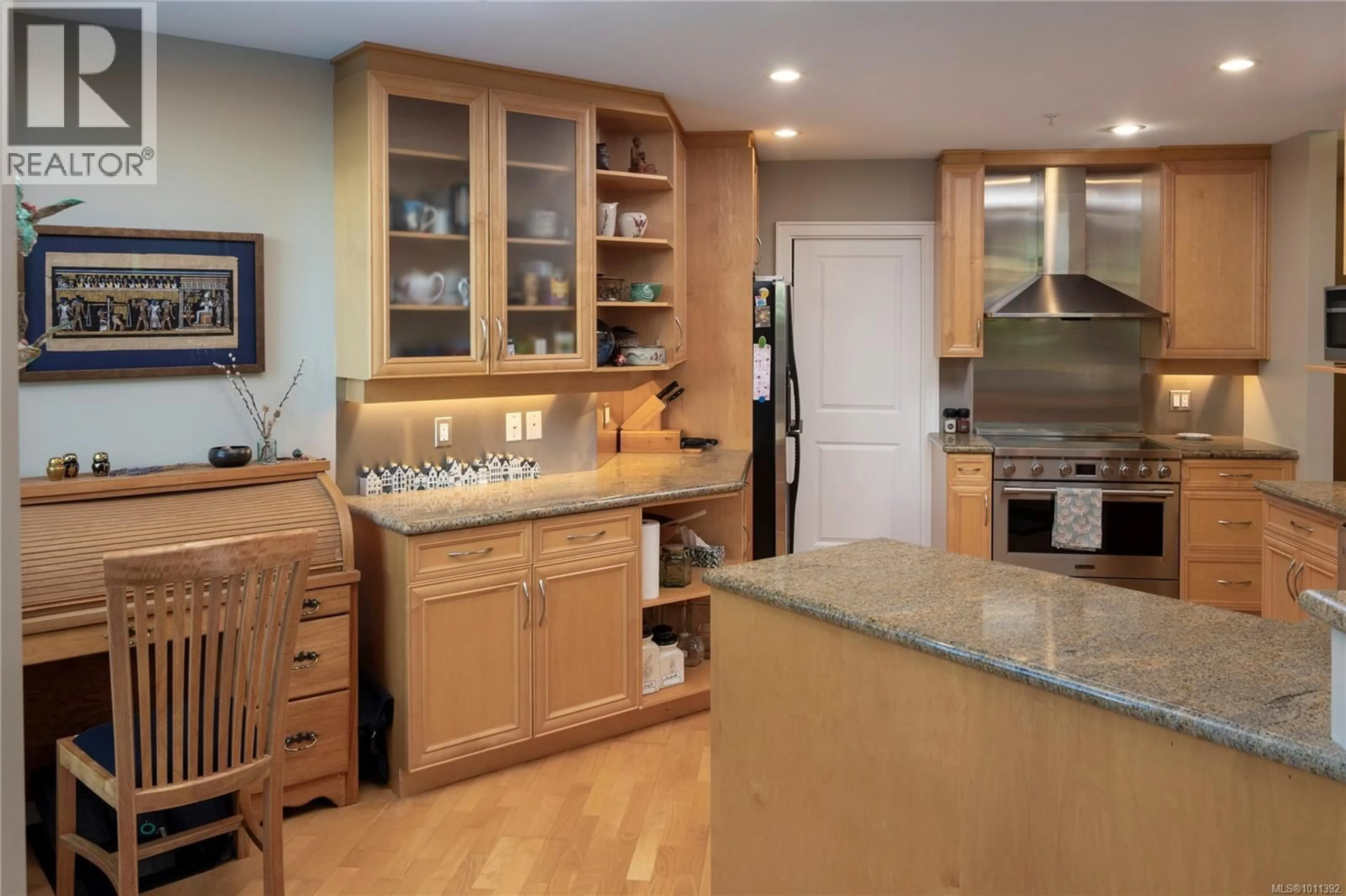 Contemporary kitchen, unknown for 101 - 1284 BEACH DRIVE, Oak Bay British Columbia V8S2N3