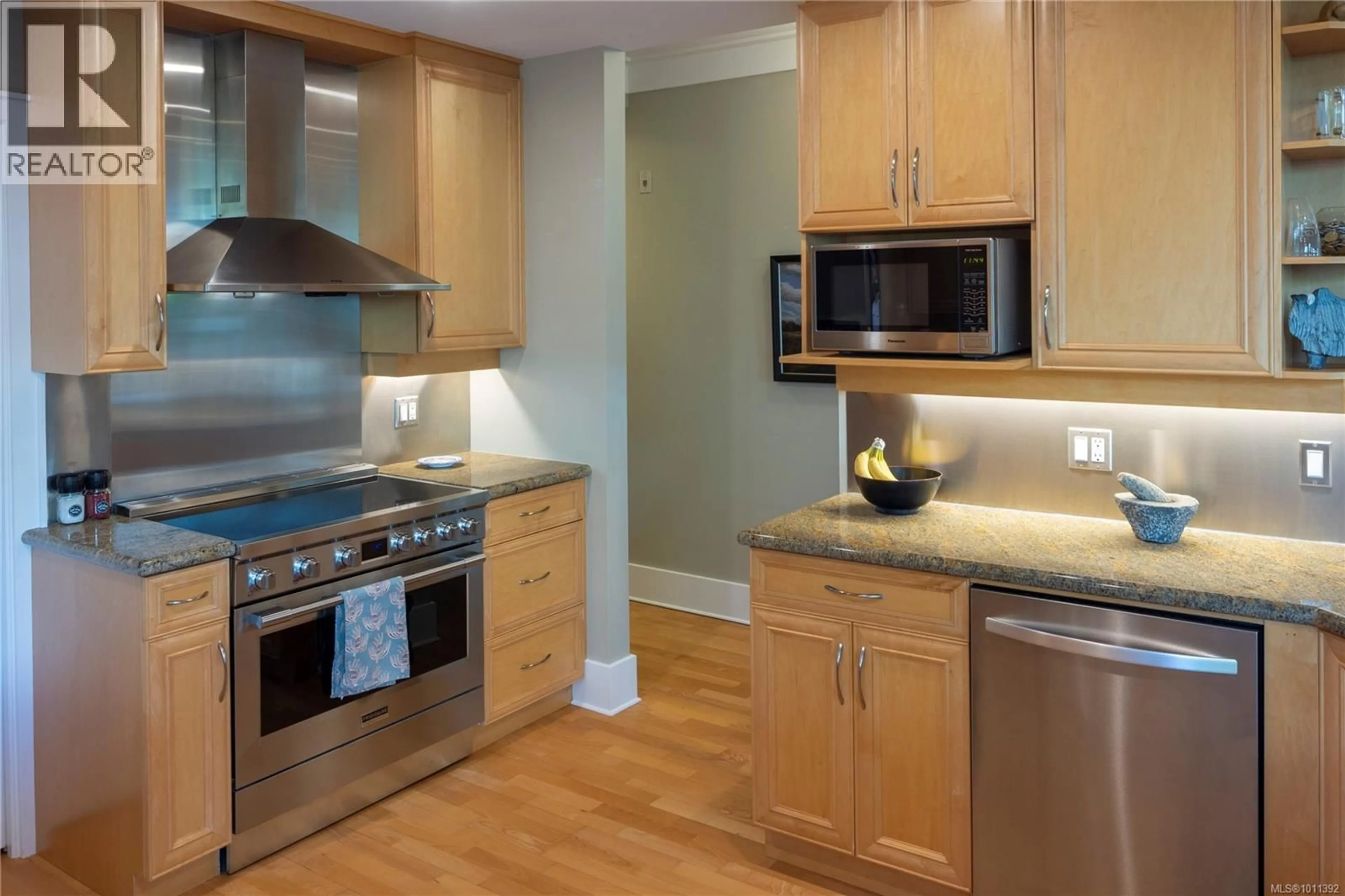 Standard kitchen, wood/laminate floor for 101 - 1284 BEACH DRIVE, Oak Bay British Columbia V8S2N3