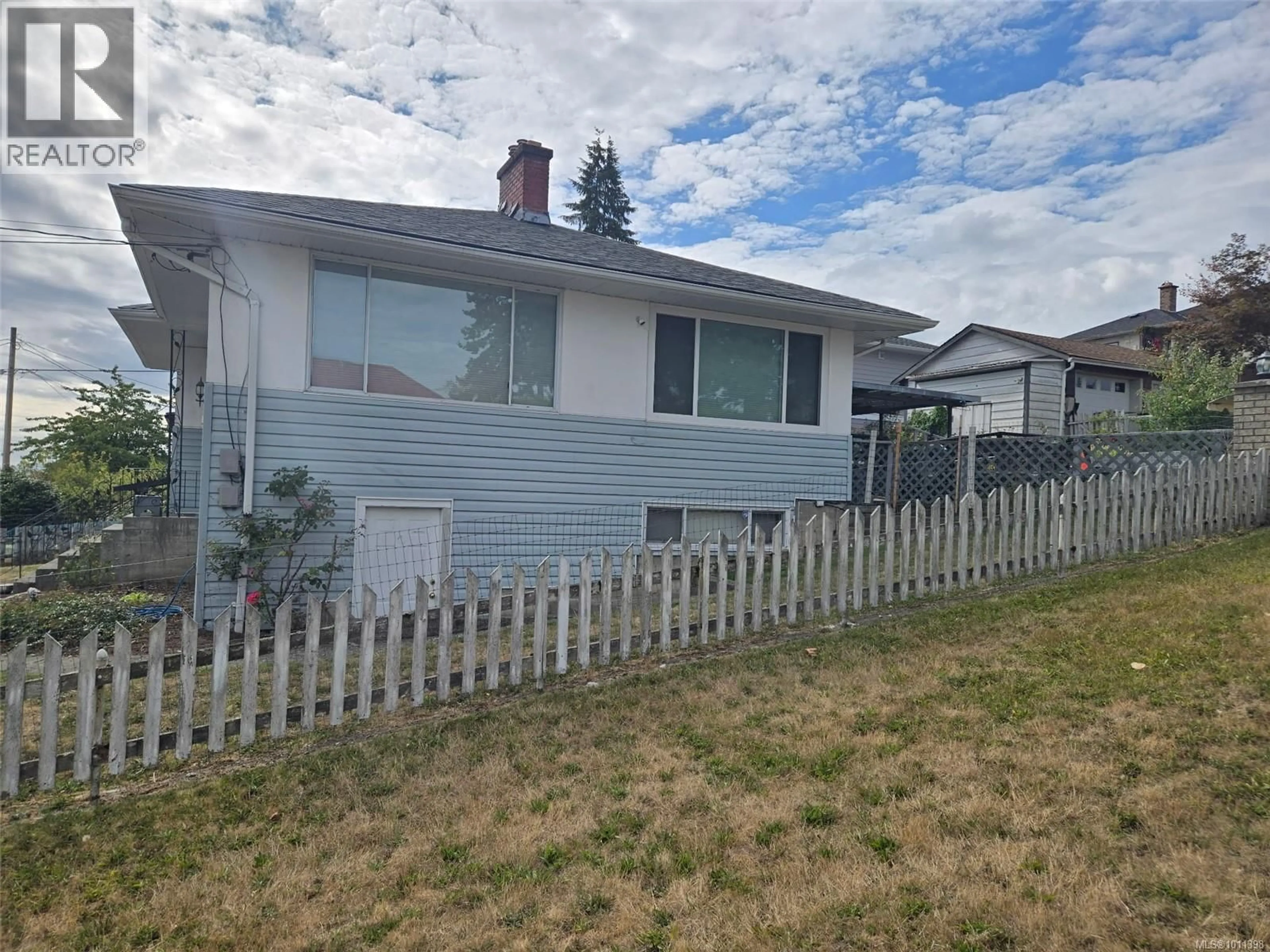 Home with vinyl exterior material, street for 240 2ND AVENUE, Ladysmith British Columbia V9G1A7