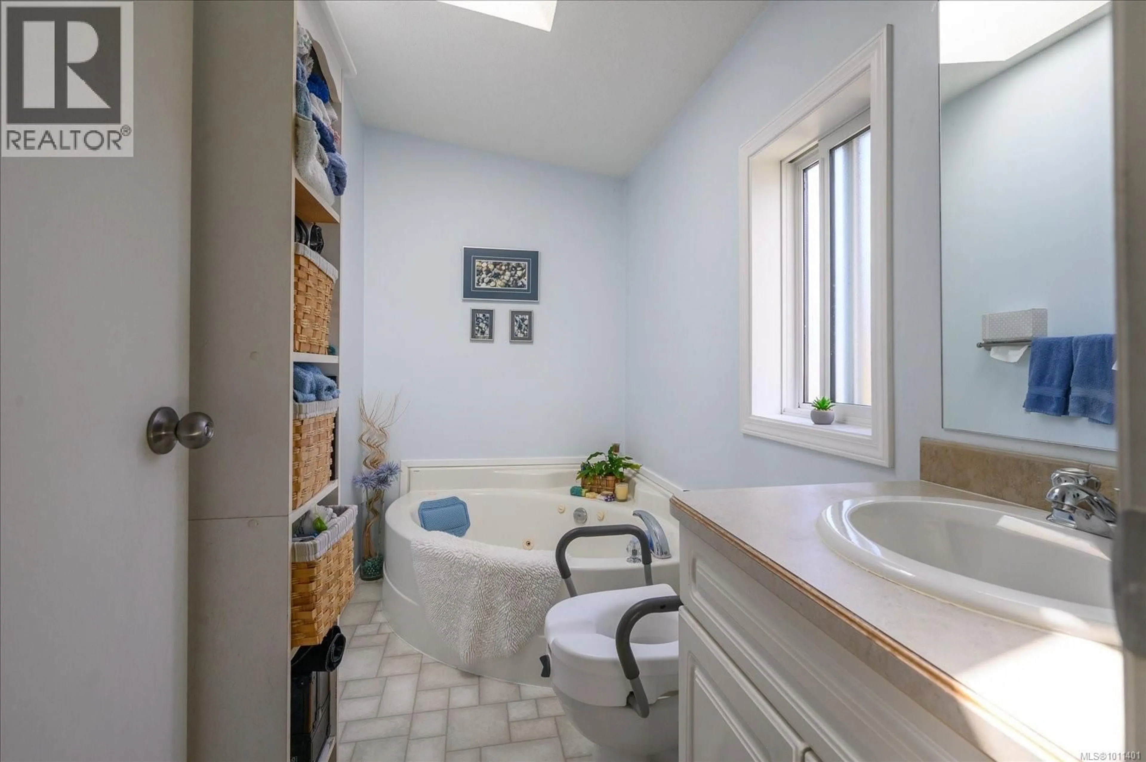 Standard bathroom, ceramic/tile floor for 1848 VALLEY OAK DRIVE, Nanaimo British Columbia V9R6N1