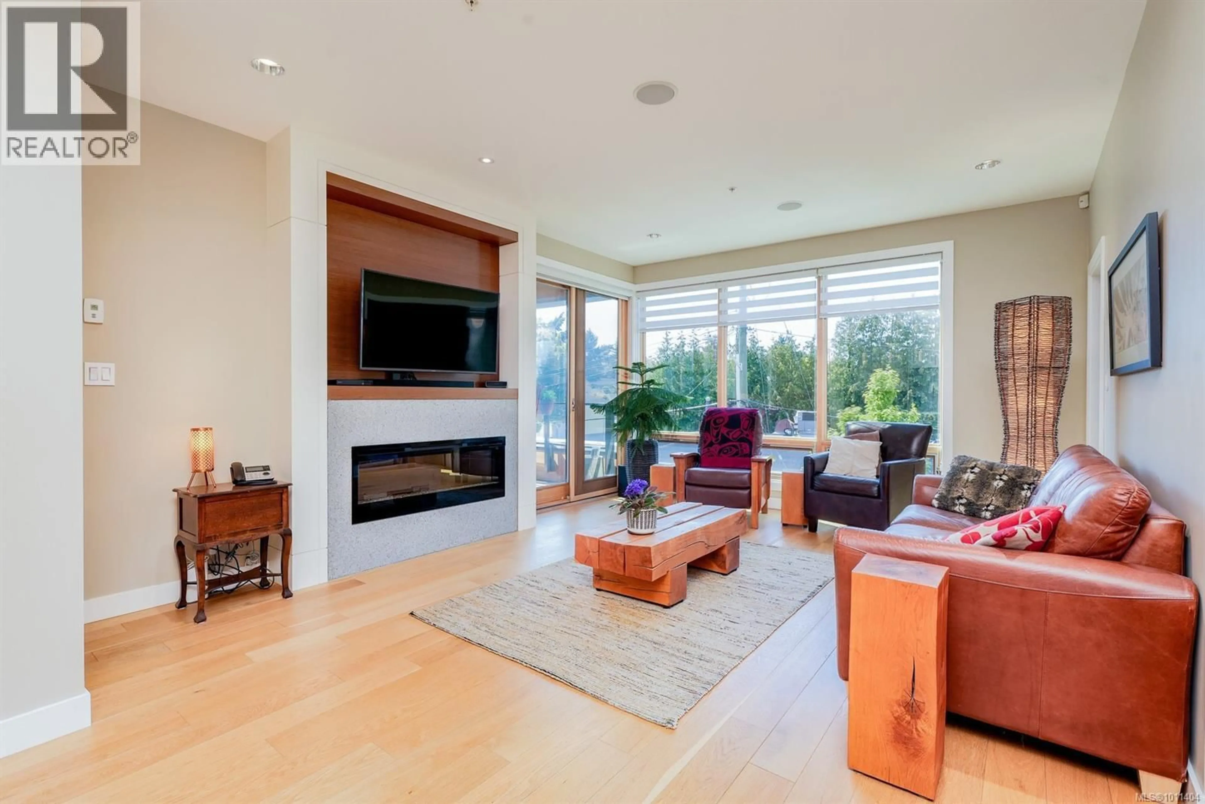 Living room with furniture, unknown for 202 - 1969 OAK BAY AVENUE, Victoria British Columbia V8R1E3