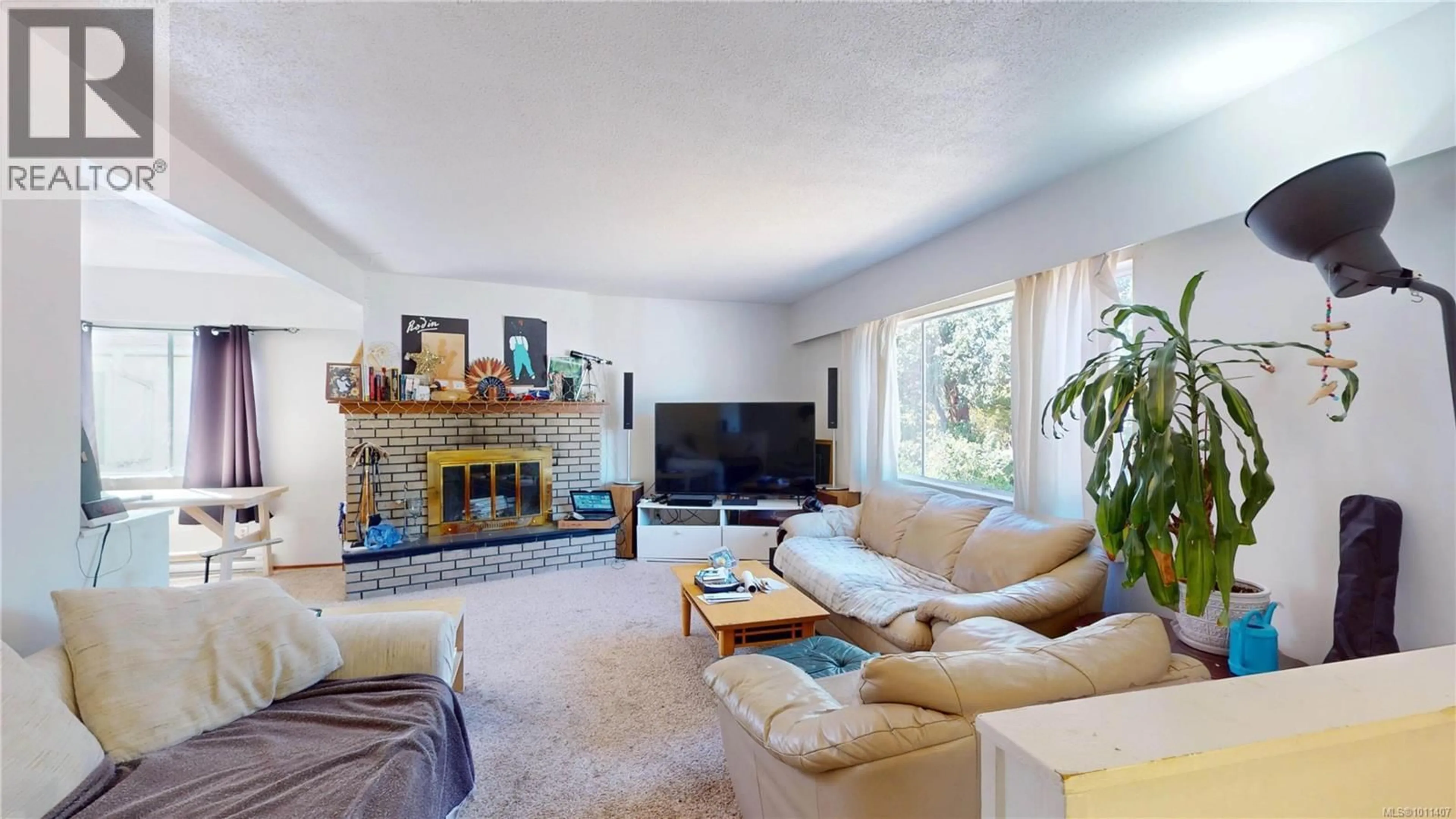 Living room with furniture, unknown for 1827 FELTHAM ROAD, Saanich British Columbia V8N2A4