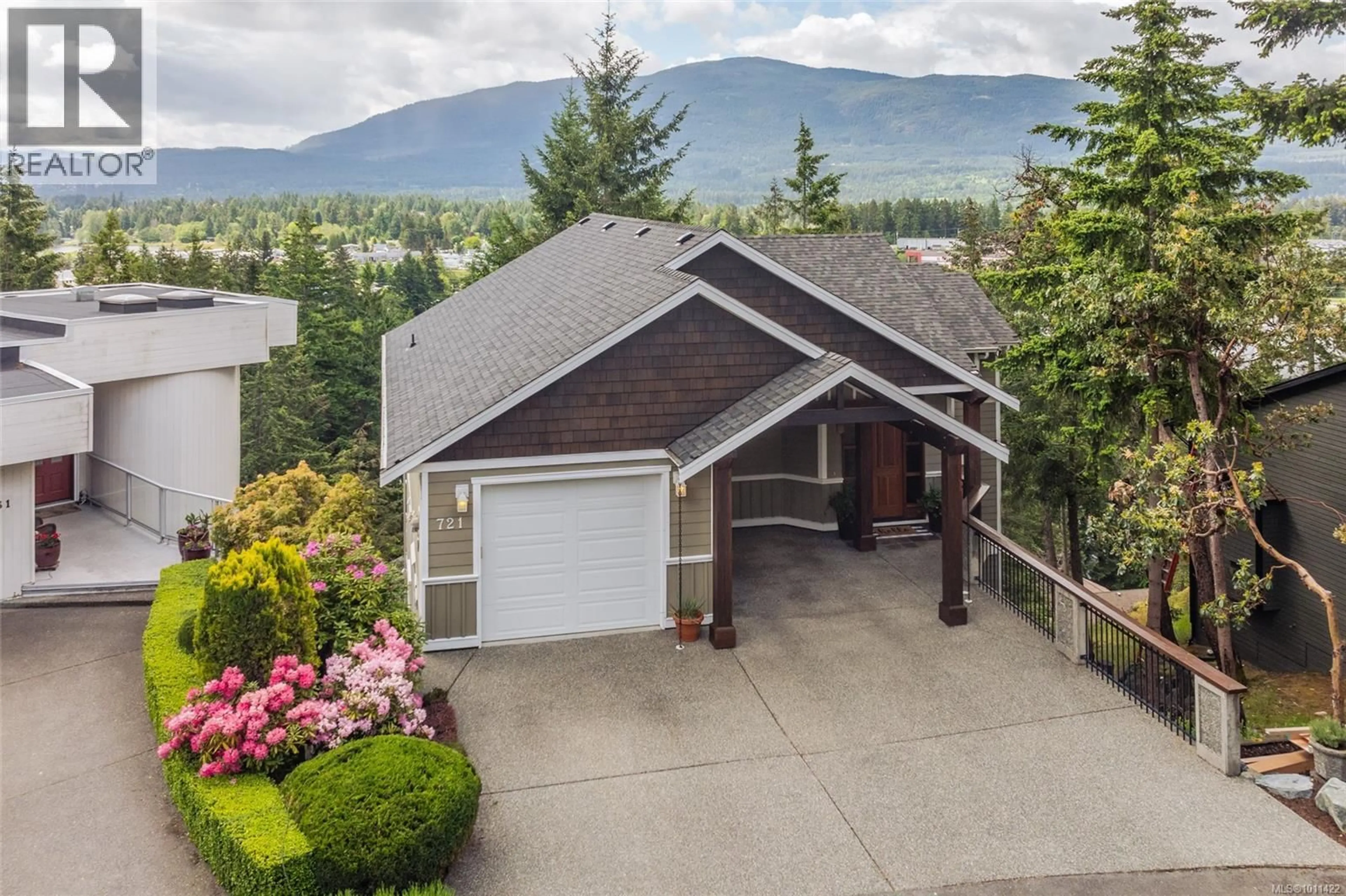 A pic from outside/outdoor area/front of a property/back of a property/a pic from drone, mountain view for 721 QUAIL PLACE, Nanaimo British Columbia V9T5R2