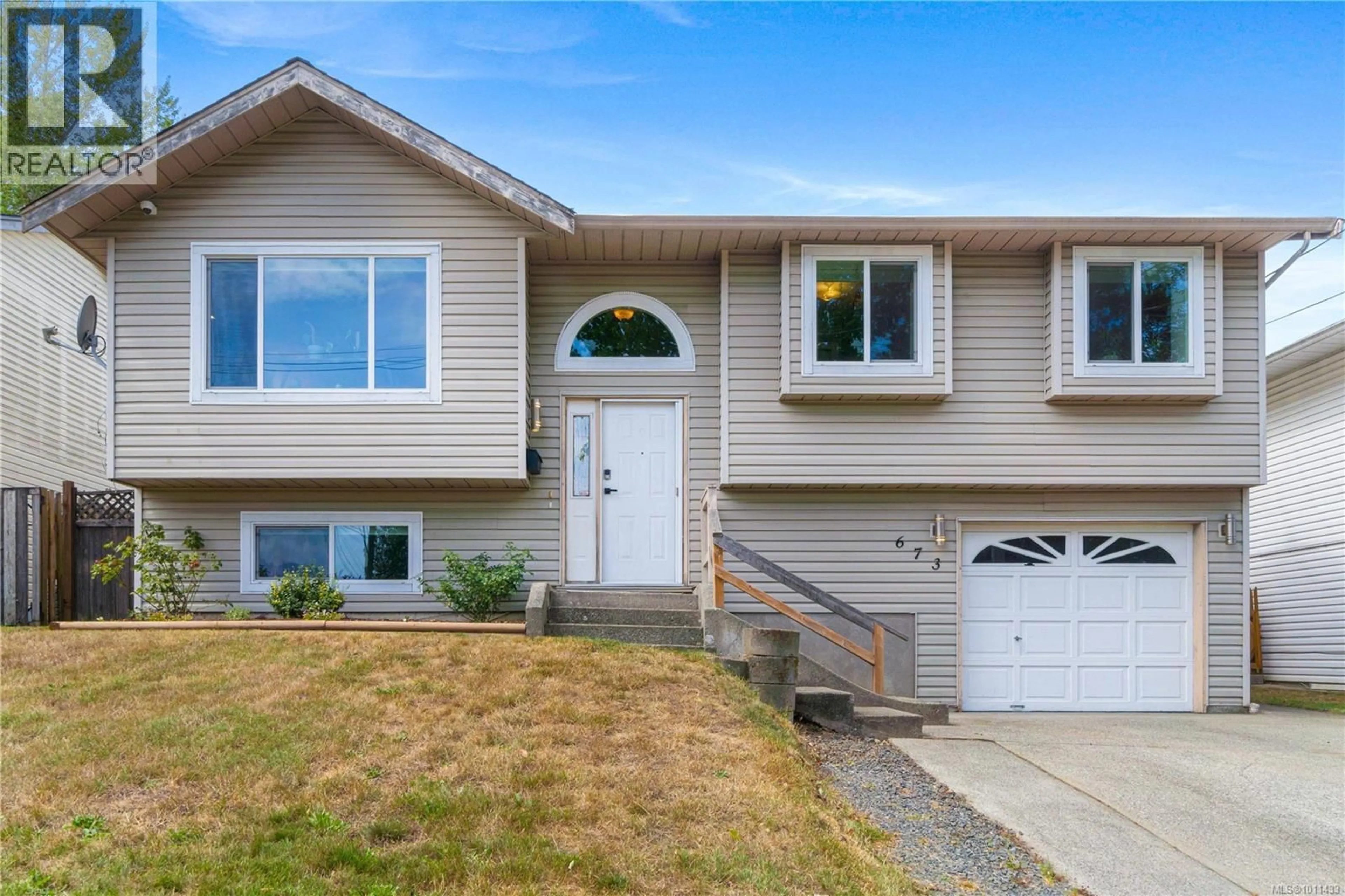 Home with vinyl exterior material, street for 673 HOWARD AVENUE, Nanaimo British Columbia V9R3S8
