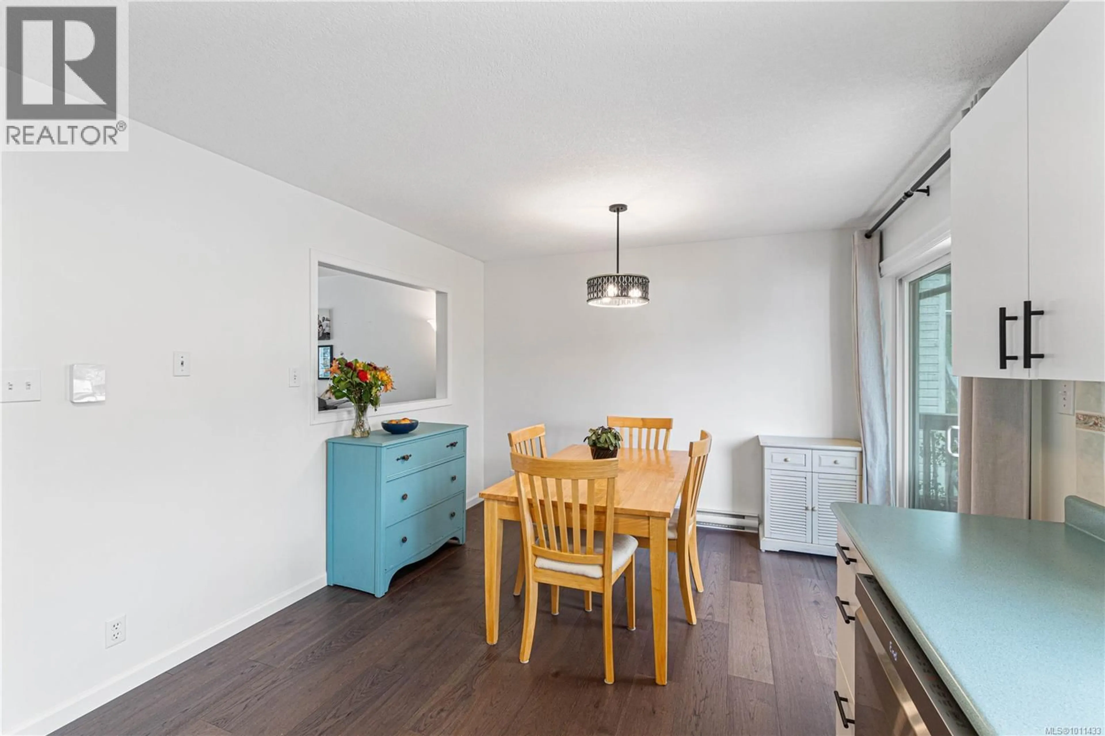 Dining room, wood/laminate floor for 673 HOWARD AVENUE, Nanaimo British Columbia V9R3S8