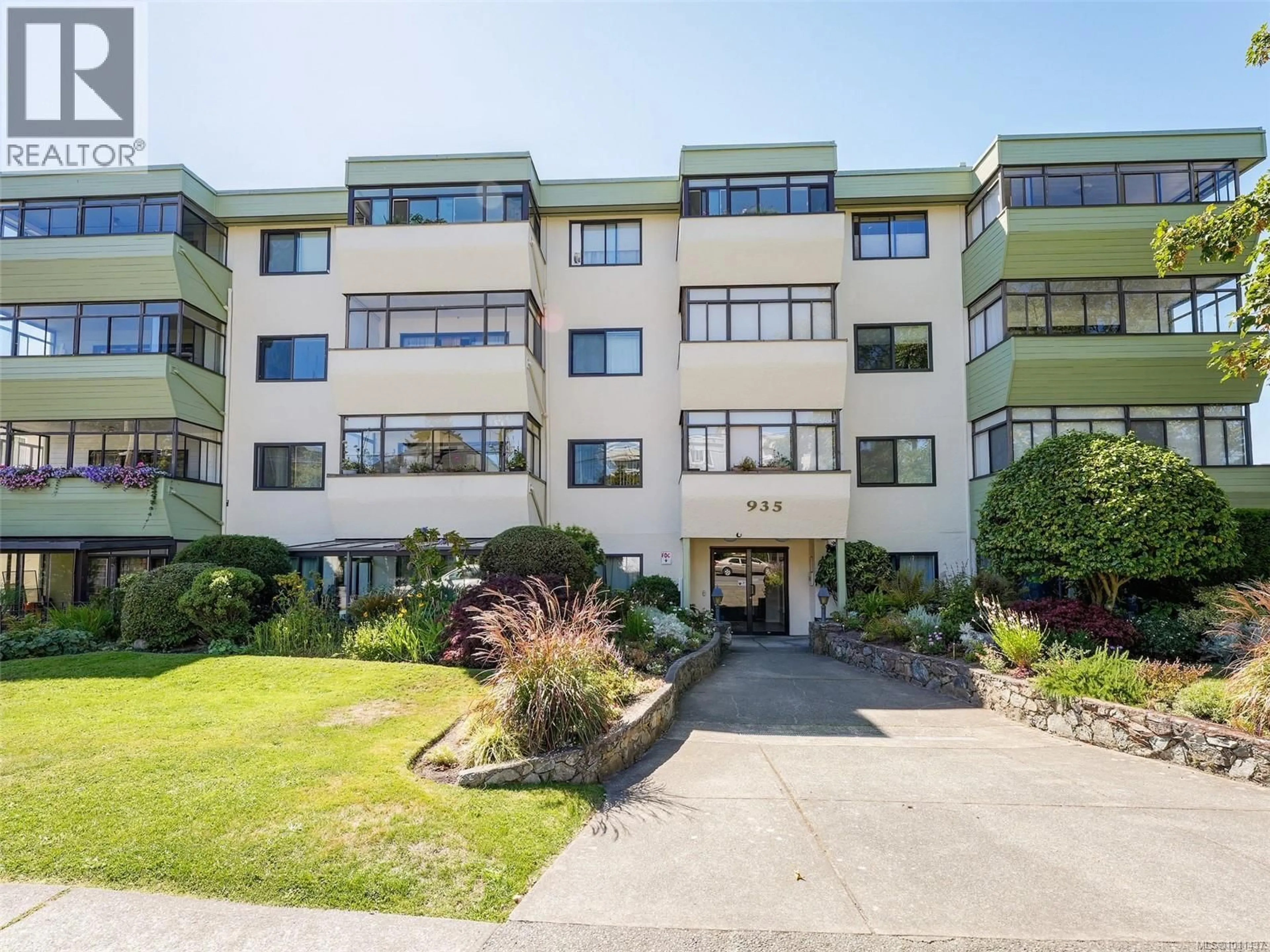 A pic from outside/outdoor area/front of a property/back of a property/a pic from drone, building for 204 - 935 FAIRFIELD ROAD, Victoria British Columbia V8V3A3